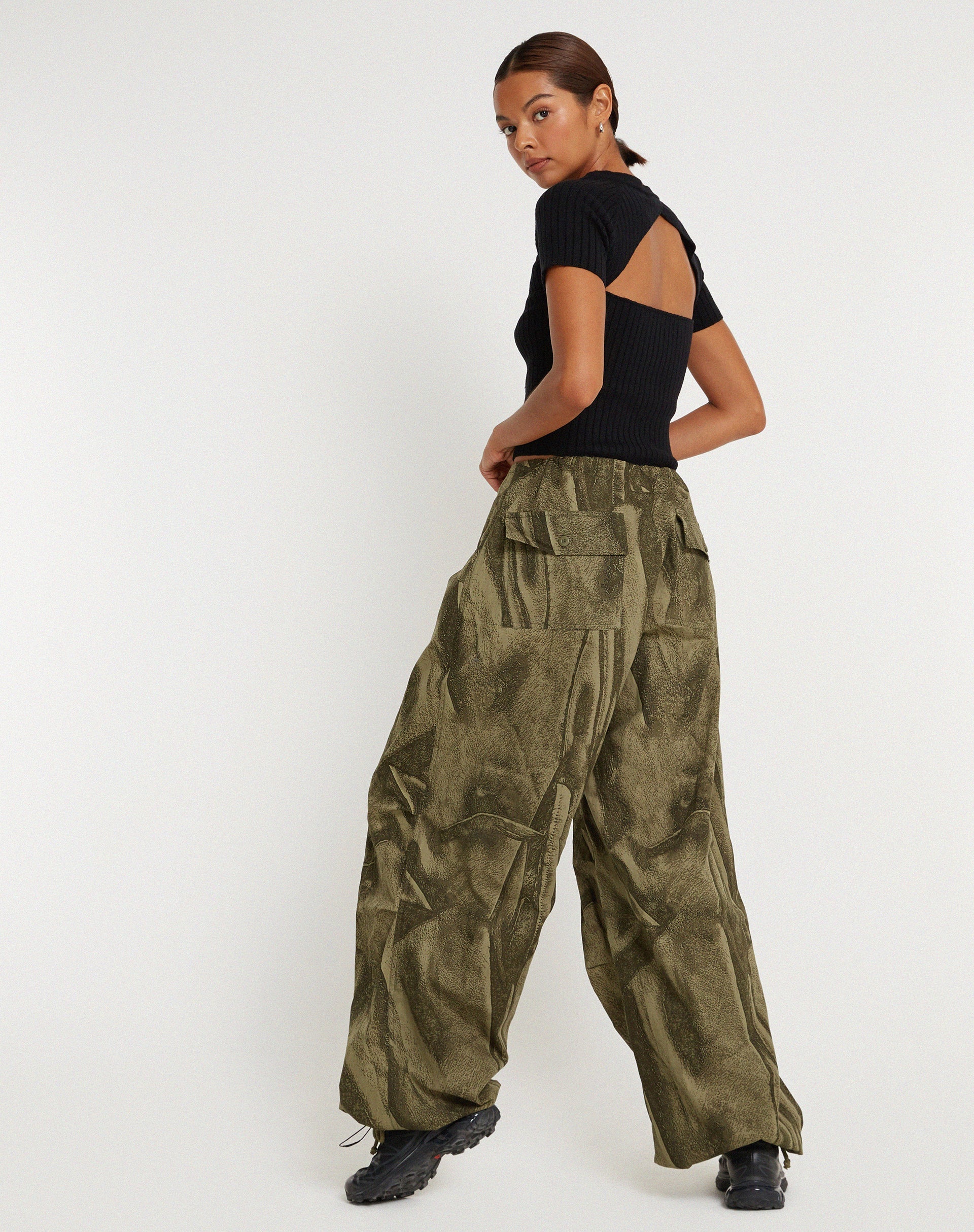 immagine del pantalone Chute con piega distopica Khaki