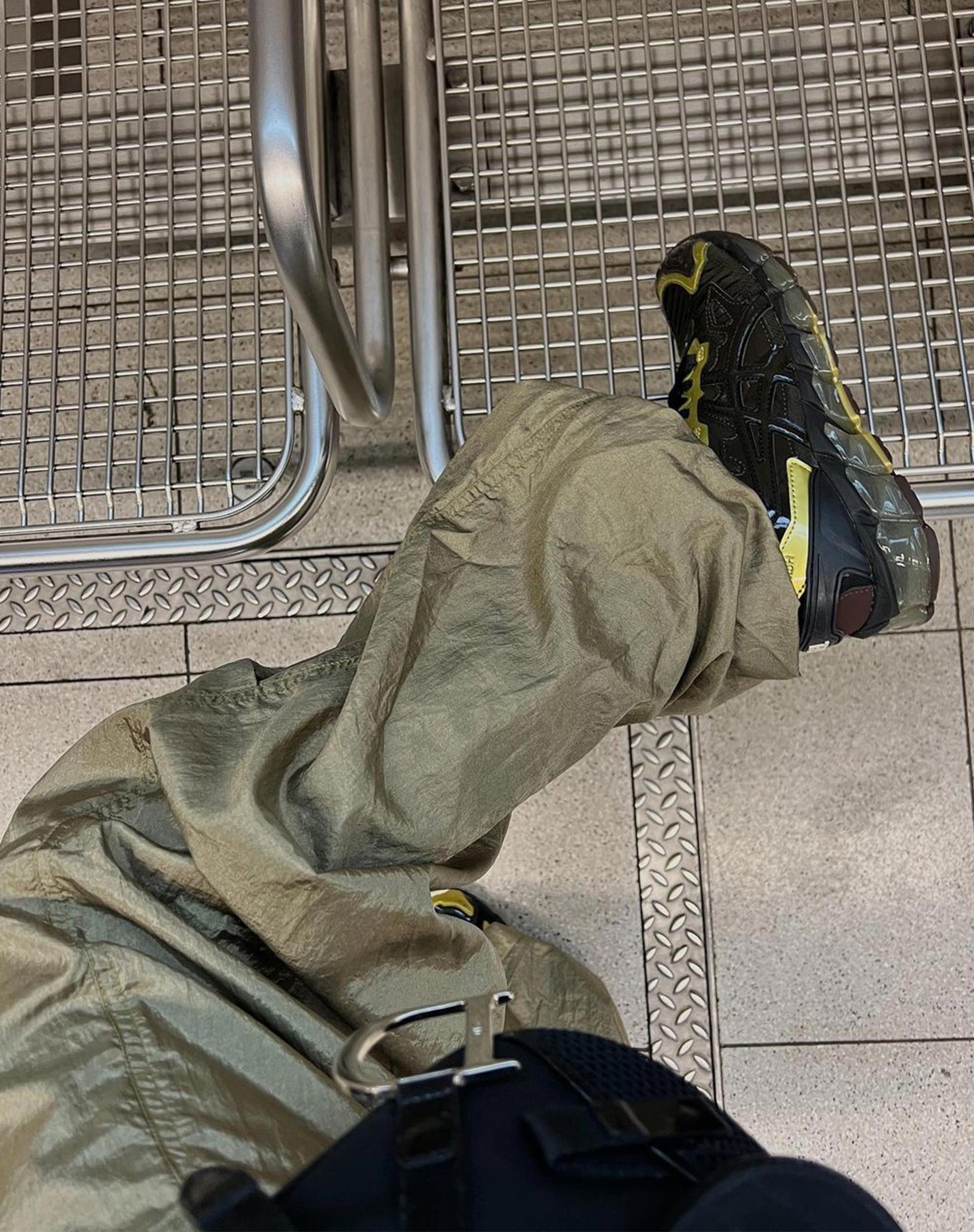 immagine del pantalone Chute in verde paracadute