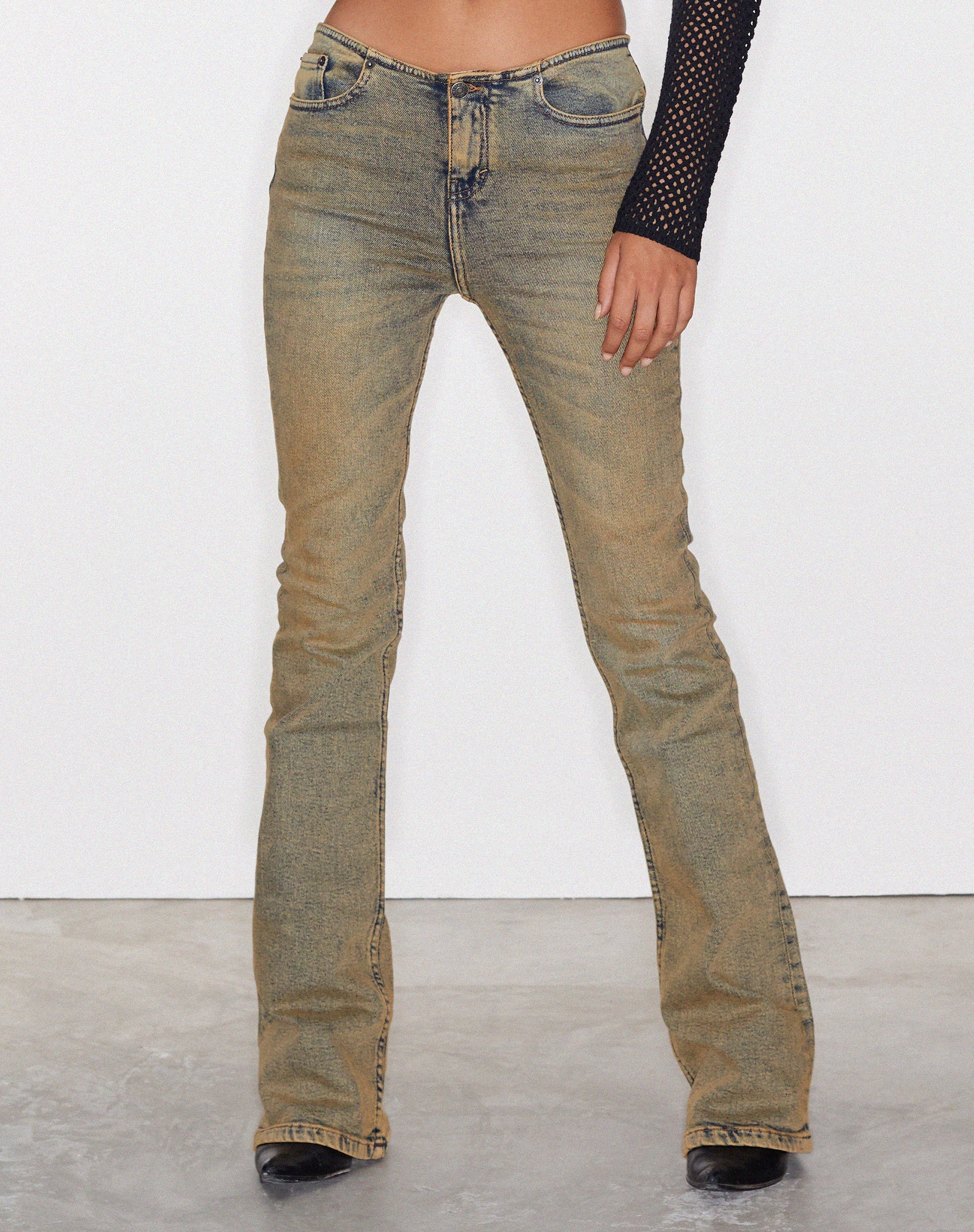 immagine di Jeans a vita bassa Clean in blu sabbia
