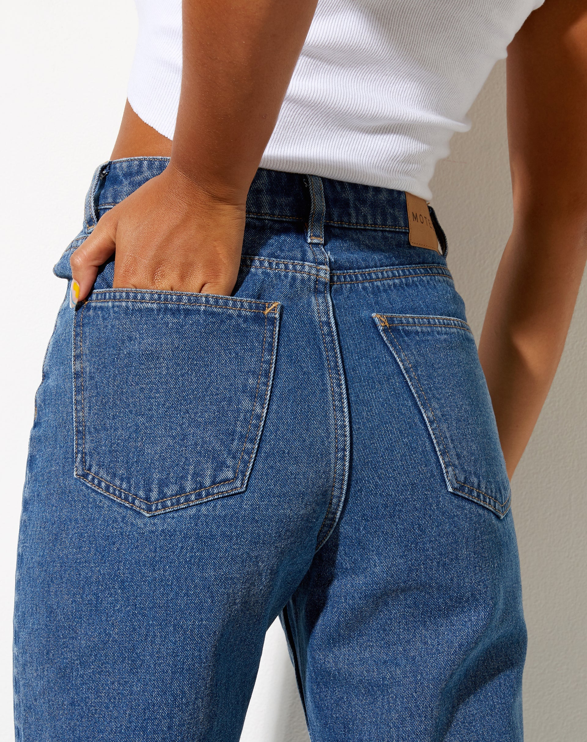 Immagine del jeans Cut Out a gamba tesa con lavaggio medio