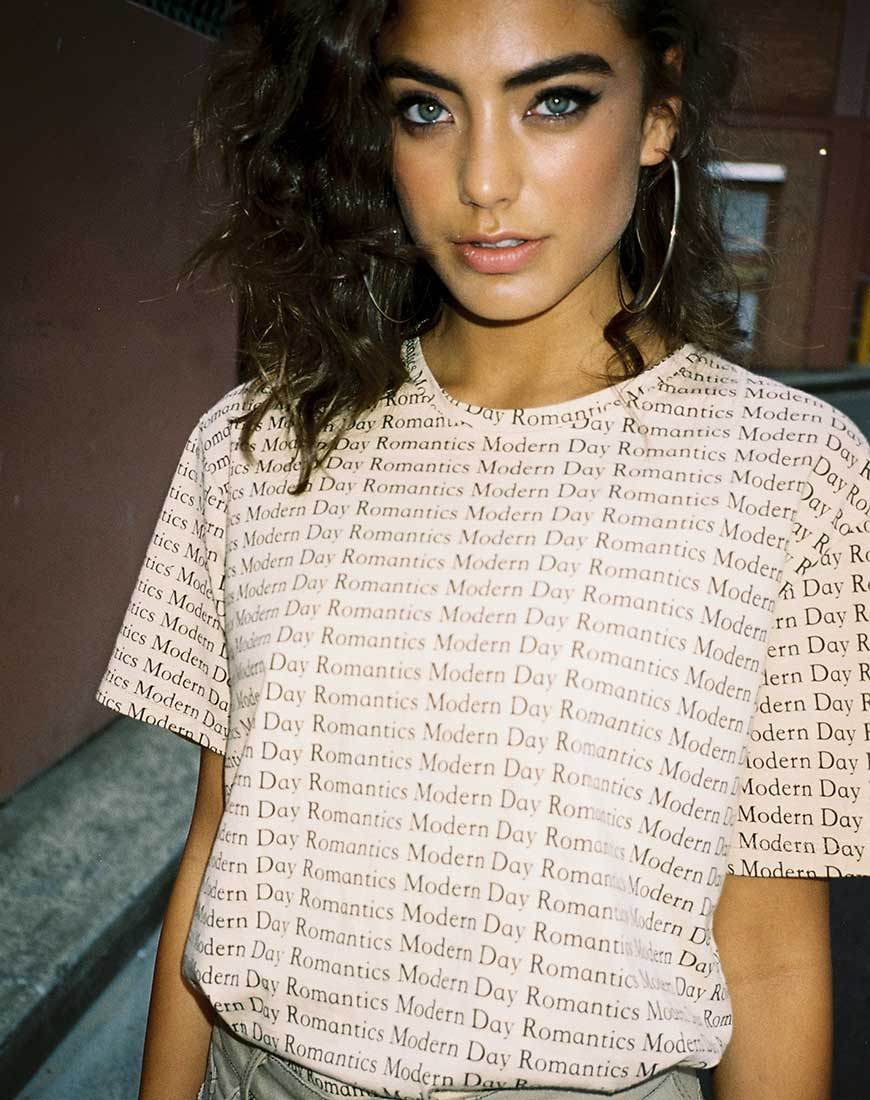 Tee oversize basic in stile romantico moderno