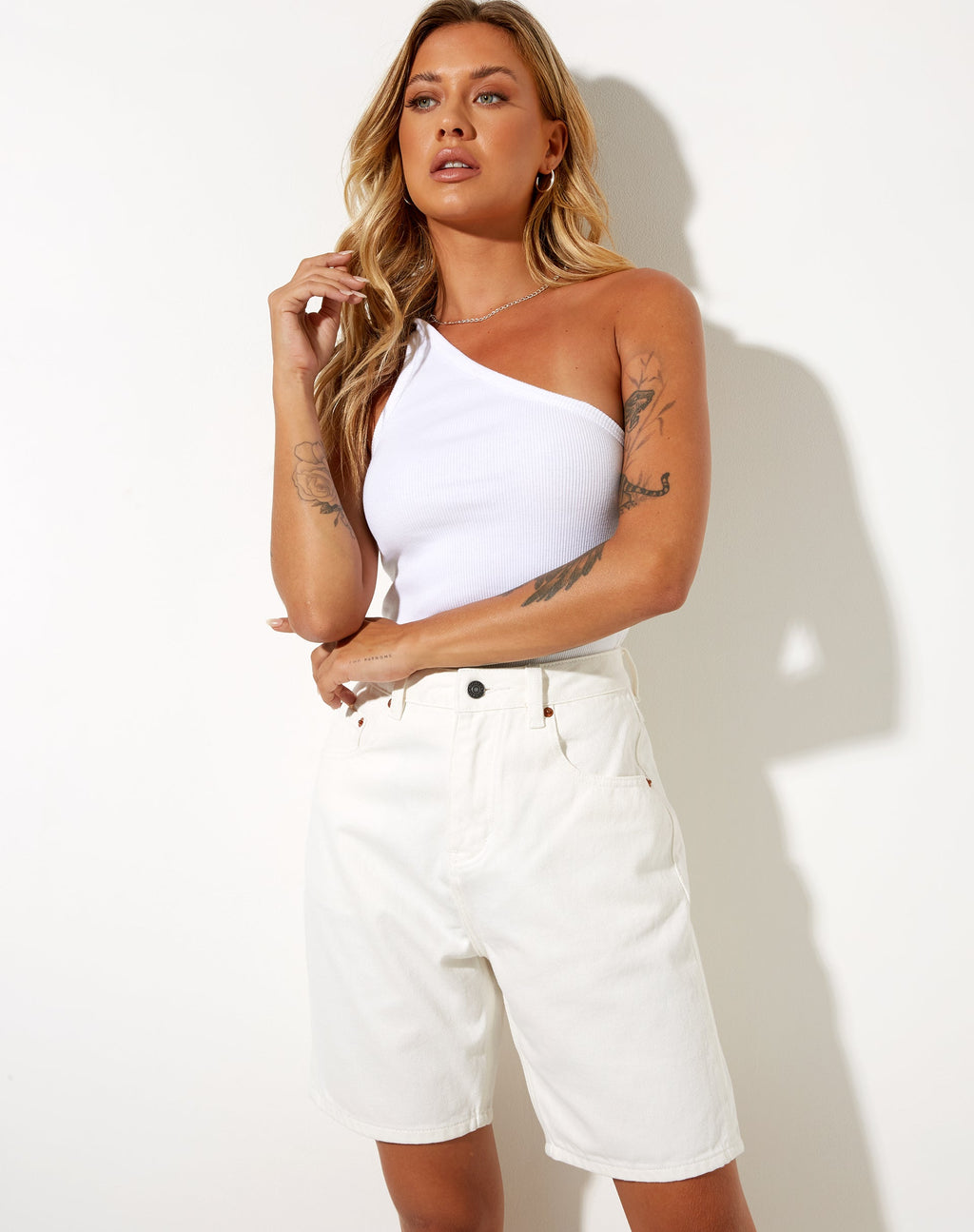 Pantaloncini di jeans Dad con lavaggio bianco