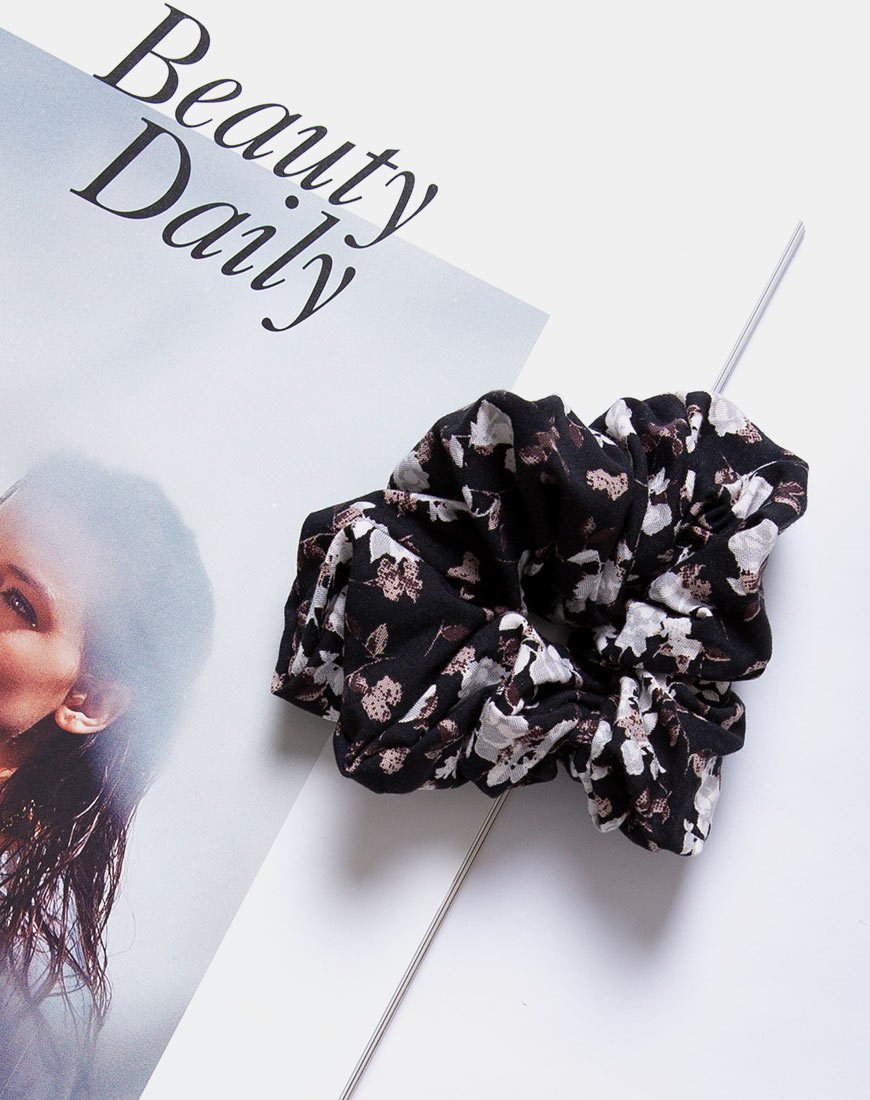 Scrunchie in fiore selvatico scuro