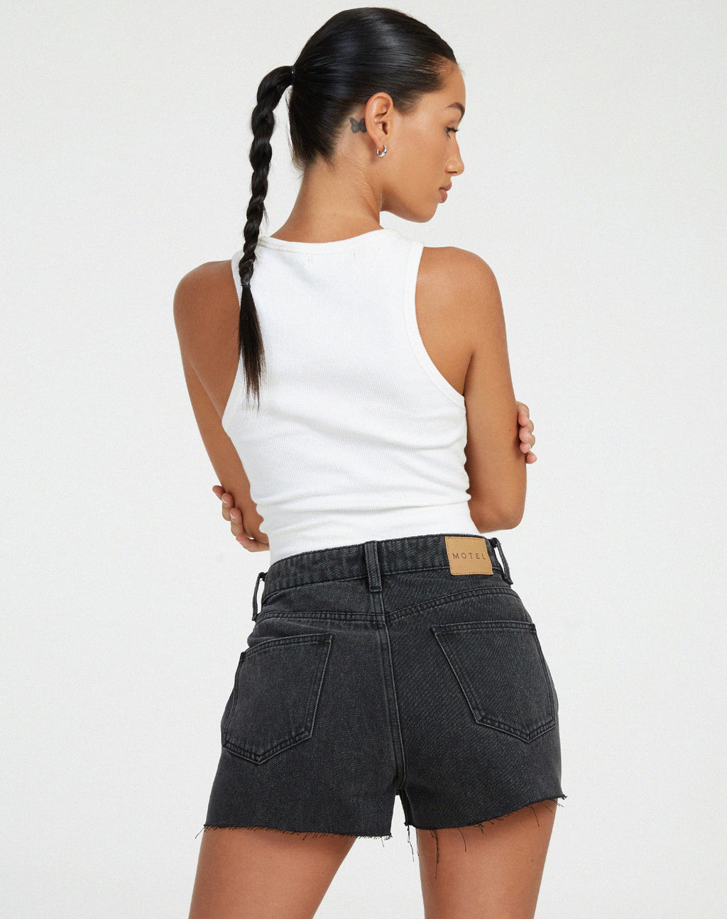 Pantaloncini in denim con lavaggio nero
