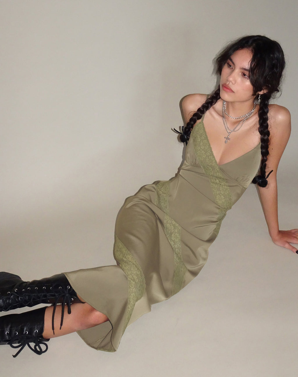 Deonne - Vestito midi in raso Avocado