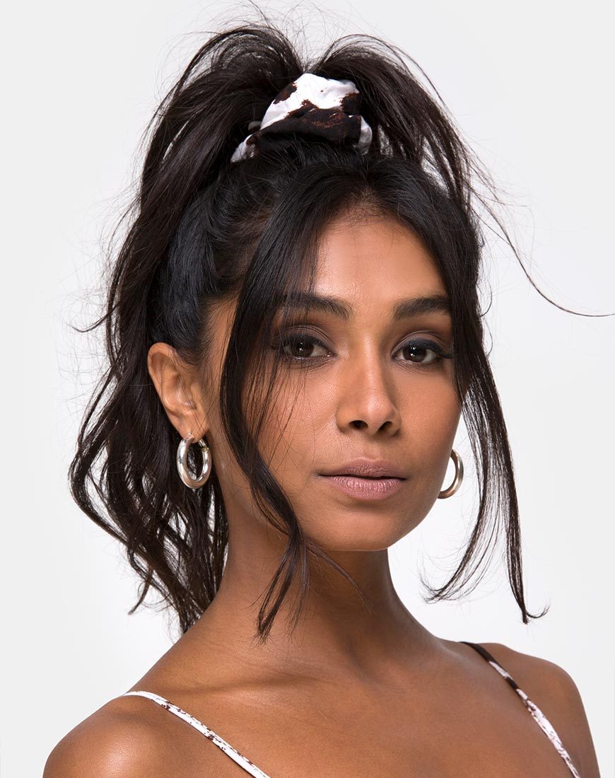 Immagine di Scrunchie in pelle di mucca marrone e bianco