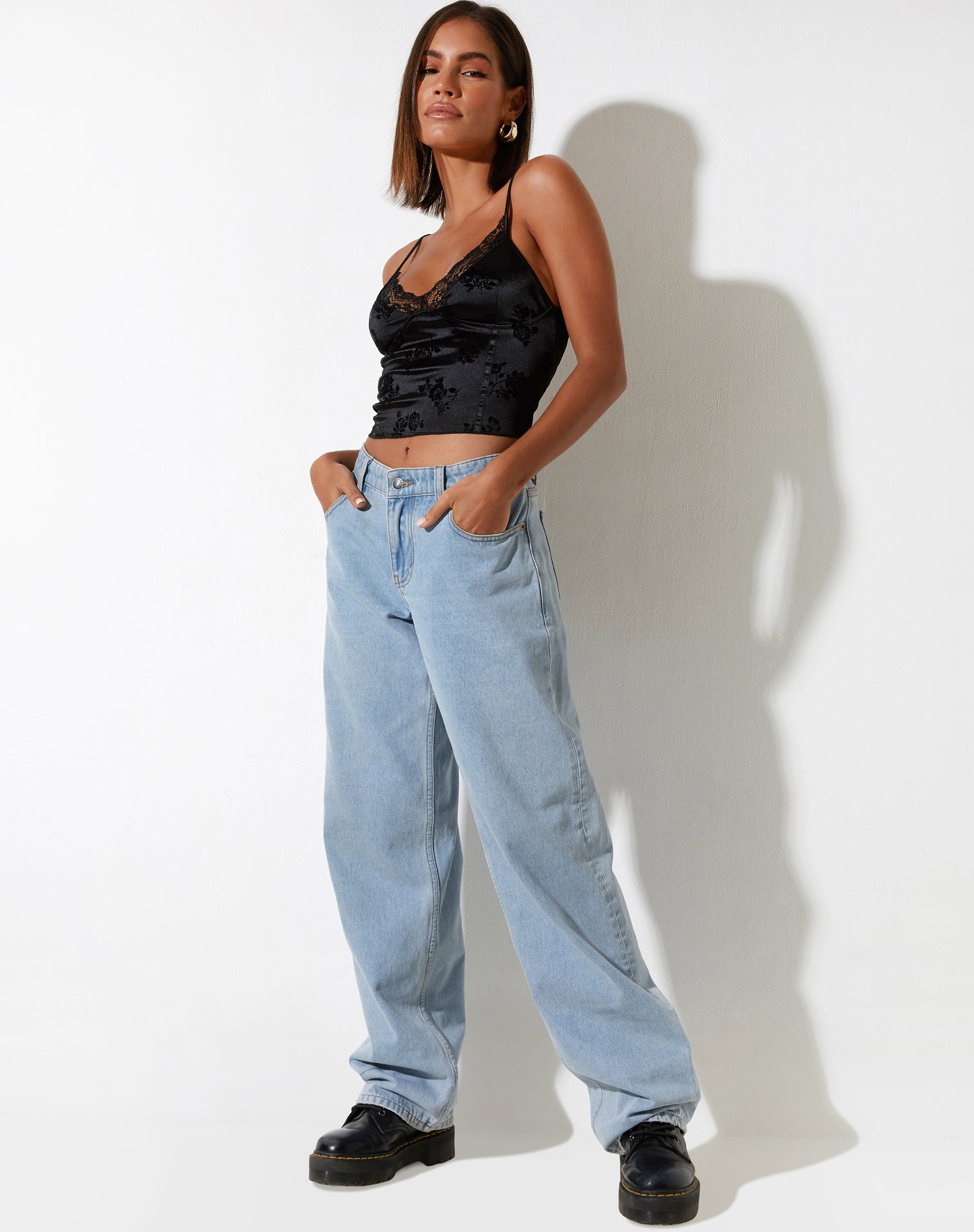 immagine di Ekana Crop Top in Black Rose Flock