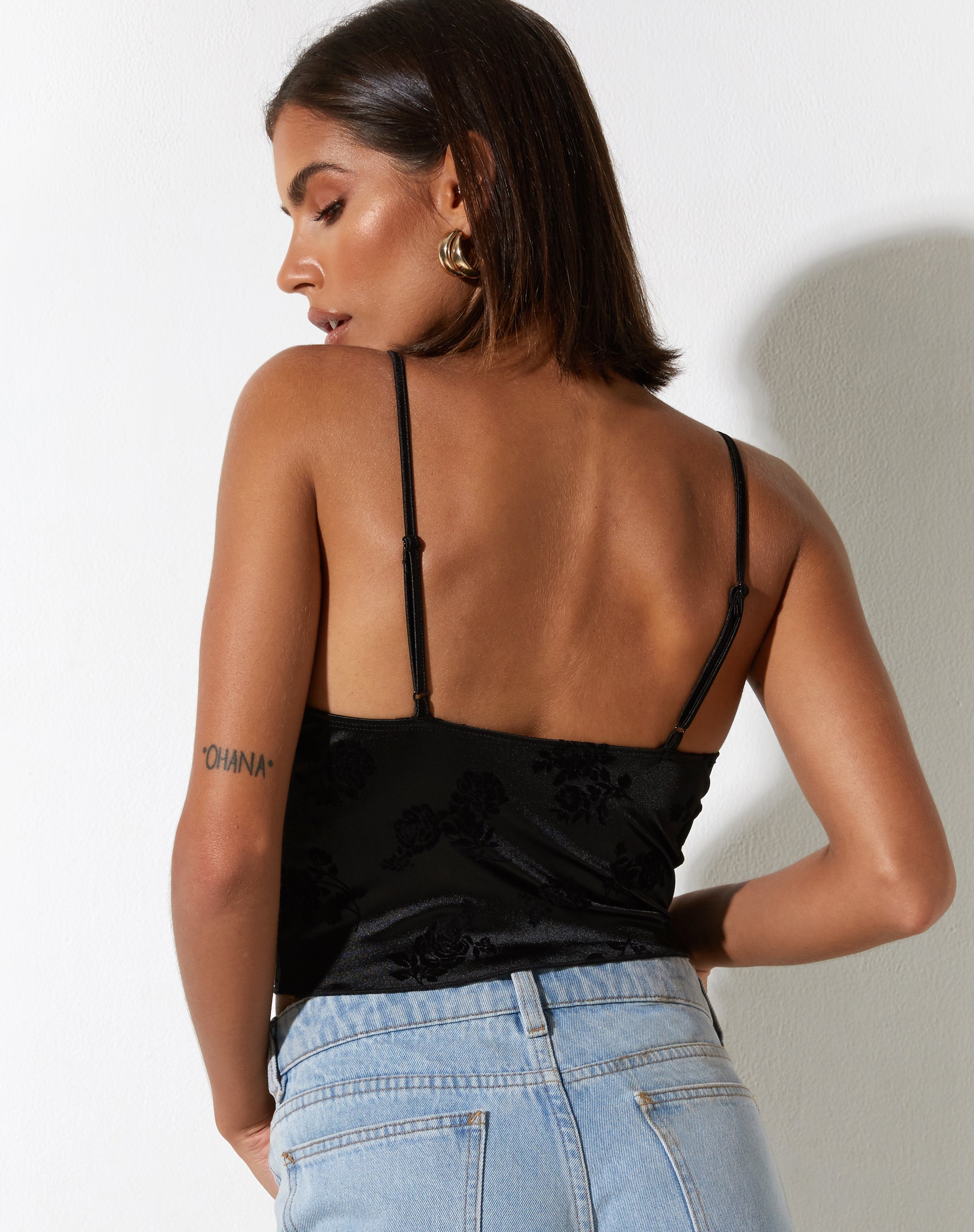 immagine di Ekana Crop Top in Black Rose Flock