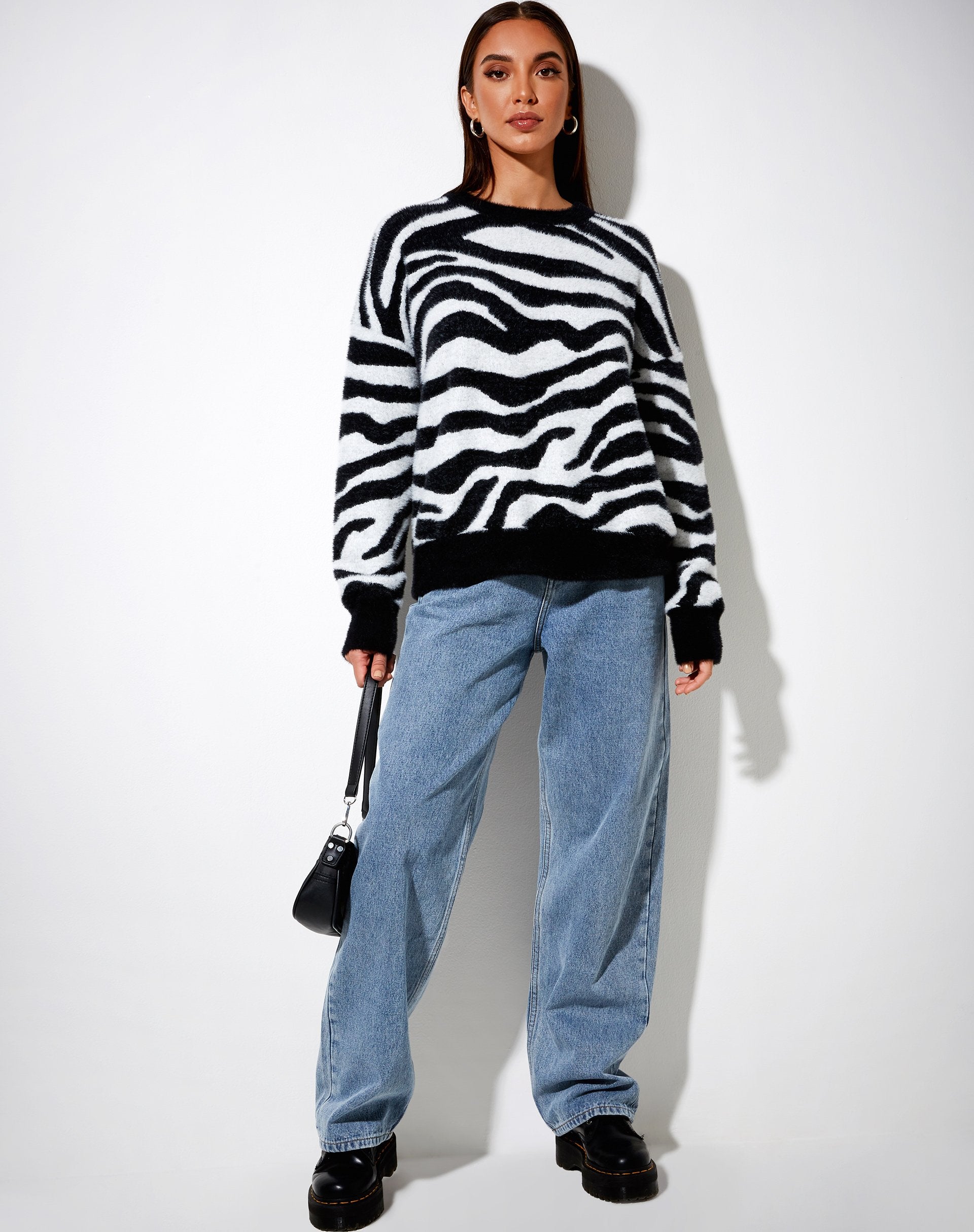 Immagine di Eleni Jumper in maglia zebrata in bianco e nero
