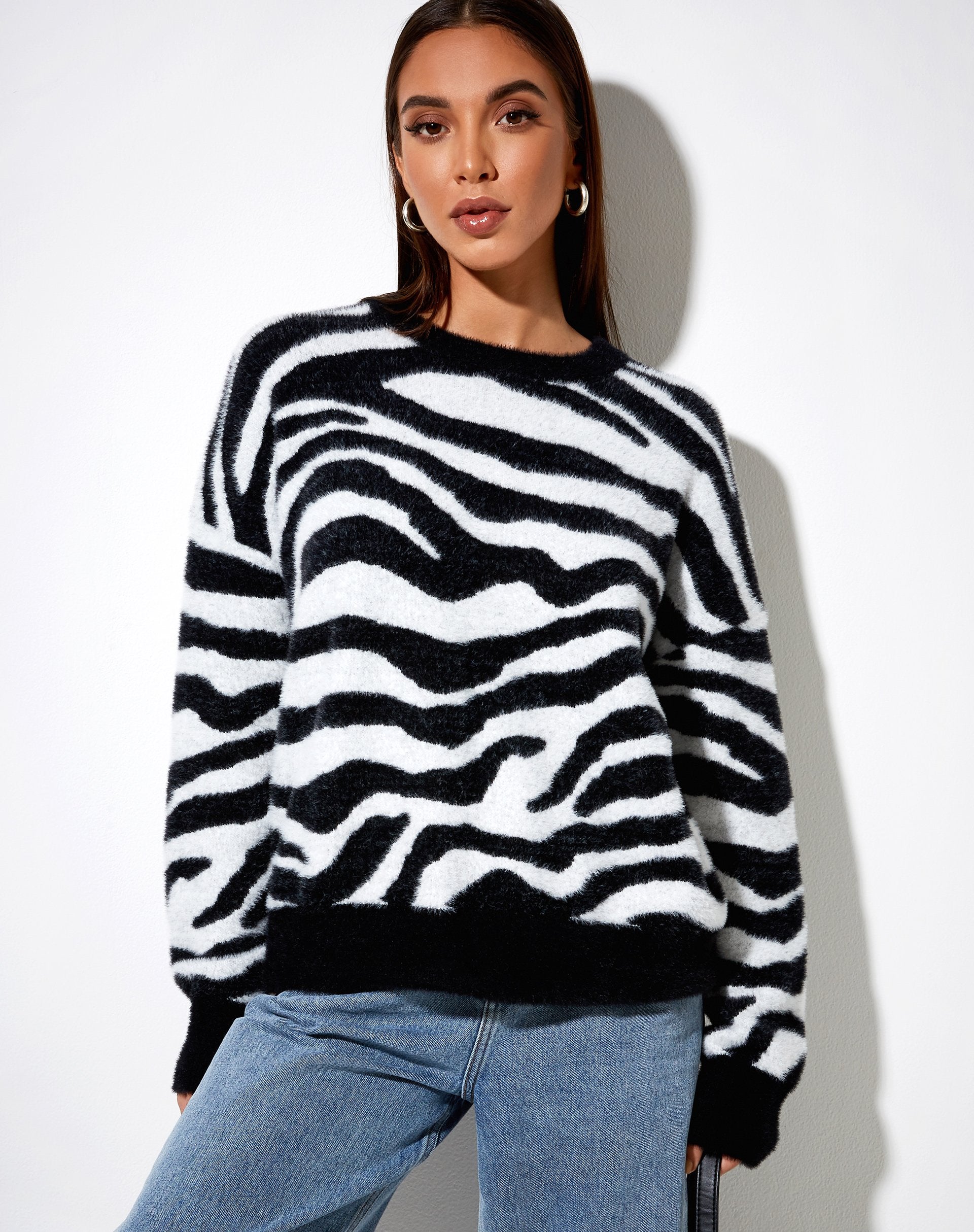 Immagine di Eleni Jumper in maglia zebrata in bianco e nero