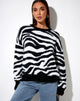 Immagine di Eleni Jumper in maglia zebrata in bianco e nero