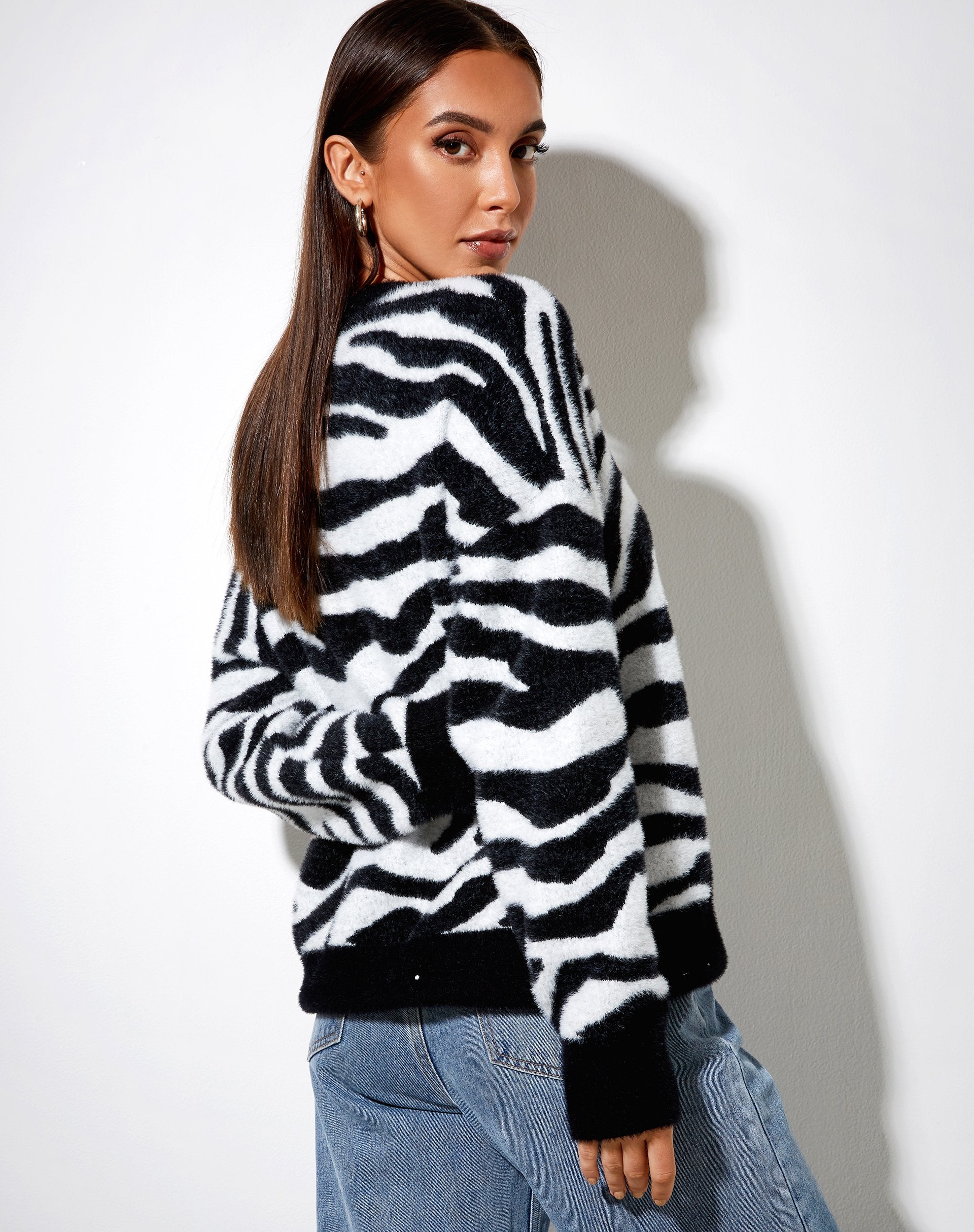 Immagine di Eleni Jumper in maglia zebrata in bianco e nero
