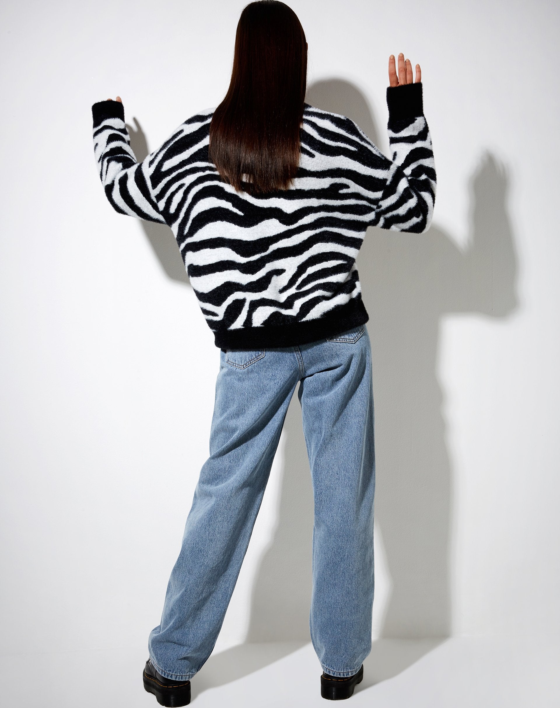 Immagine di Eleni Jumper in maglia zebrata in bianco e nero
