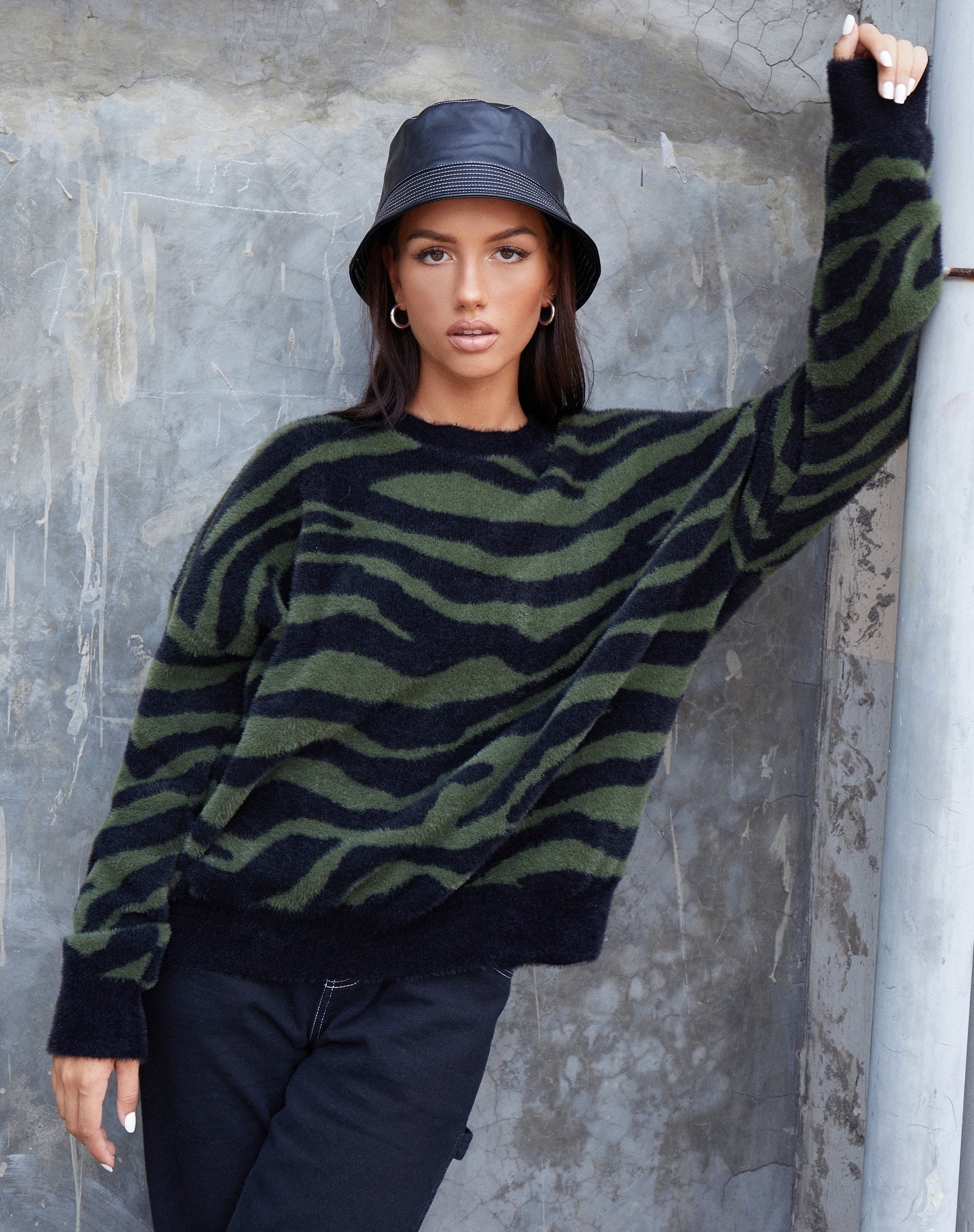 Immagine di Eleni Jumper in maglia zebrata oliva e nero