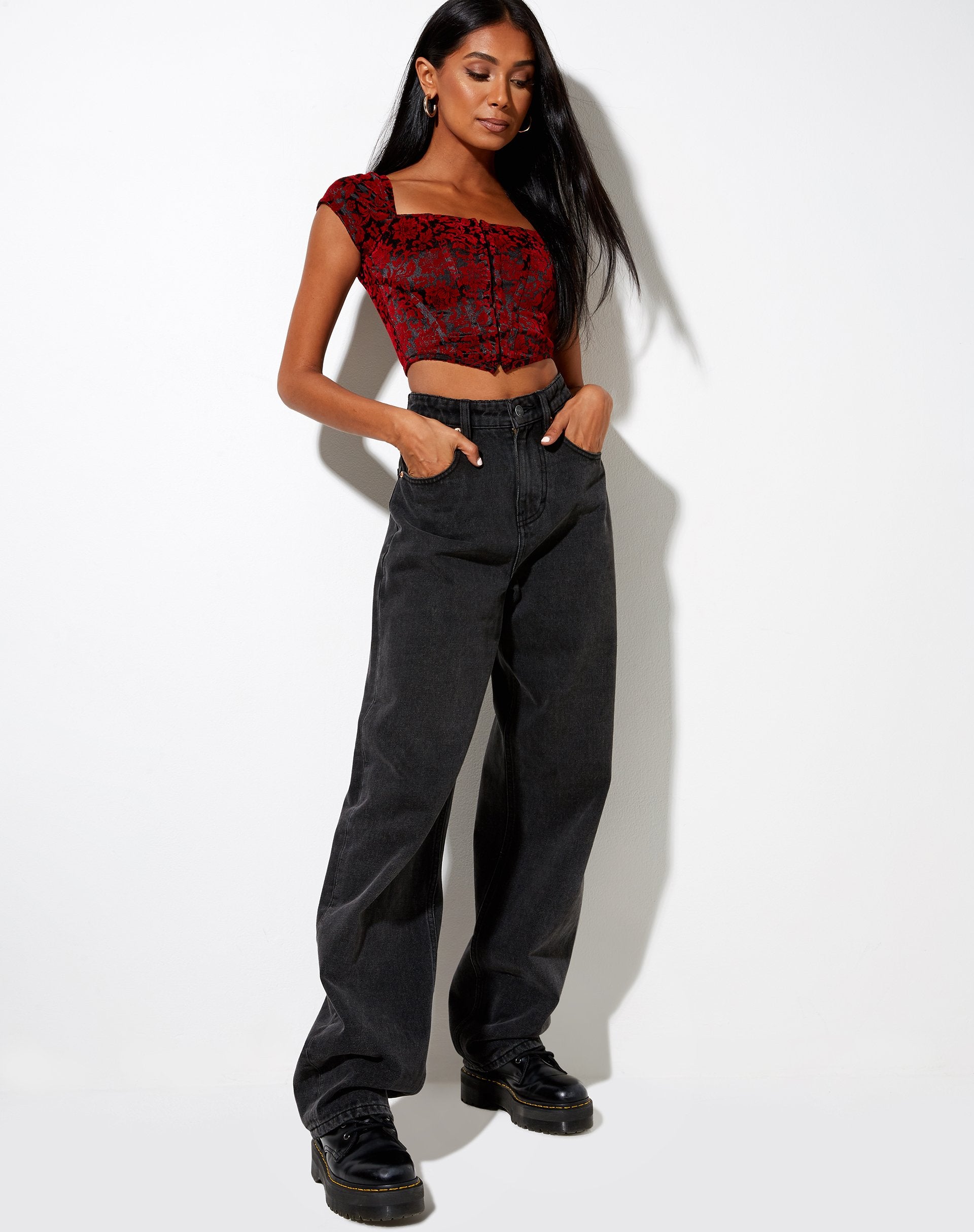 Immagine di Elis Crop Top in broccato a fiori nero e rosso