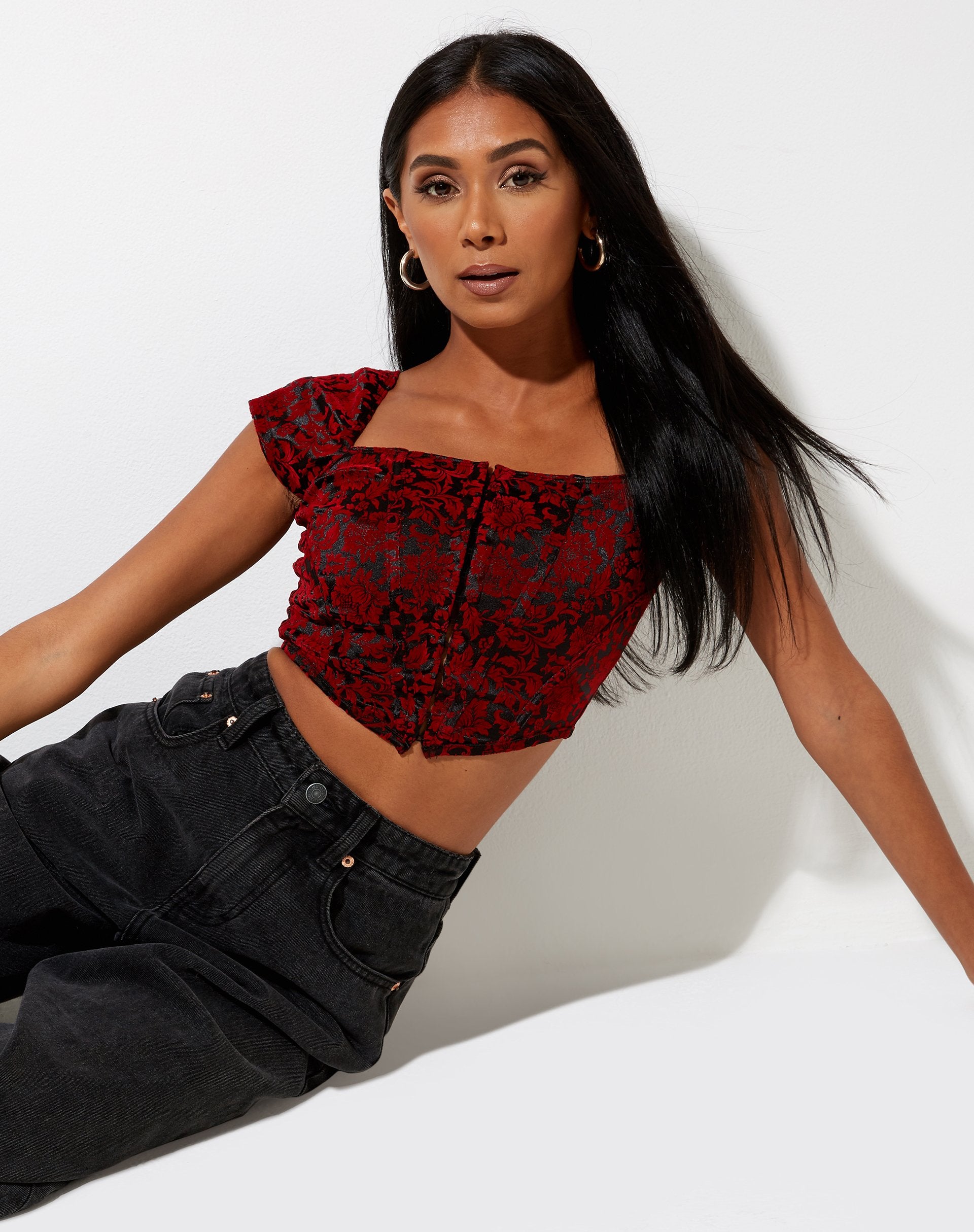 Immagine di Elis Crop Top in broccato a fiori nero e rosso