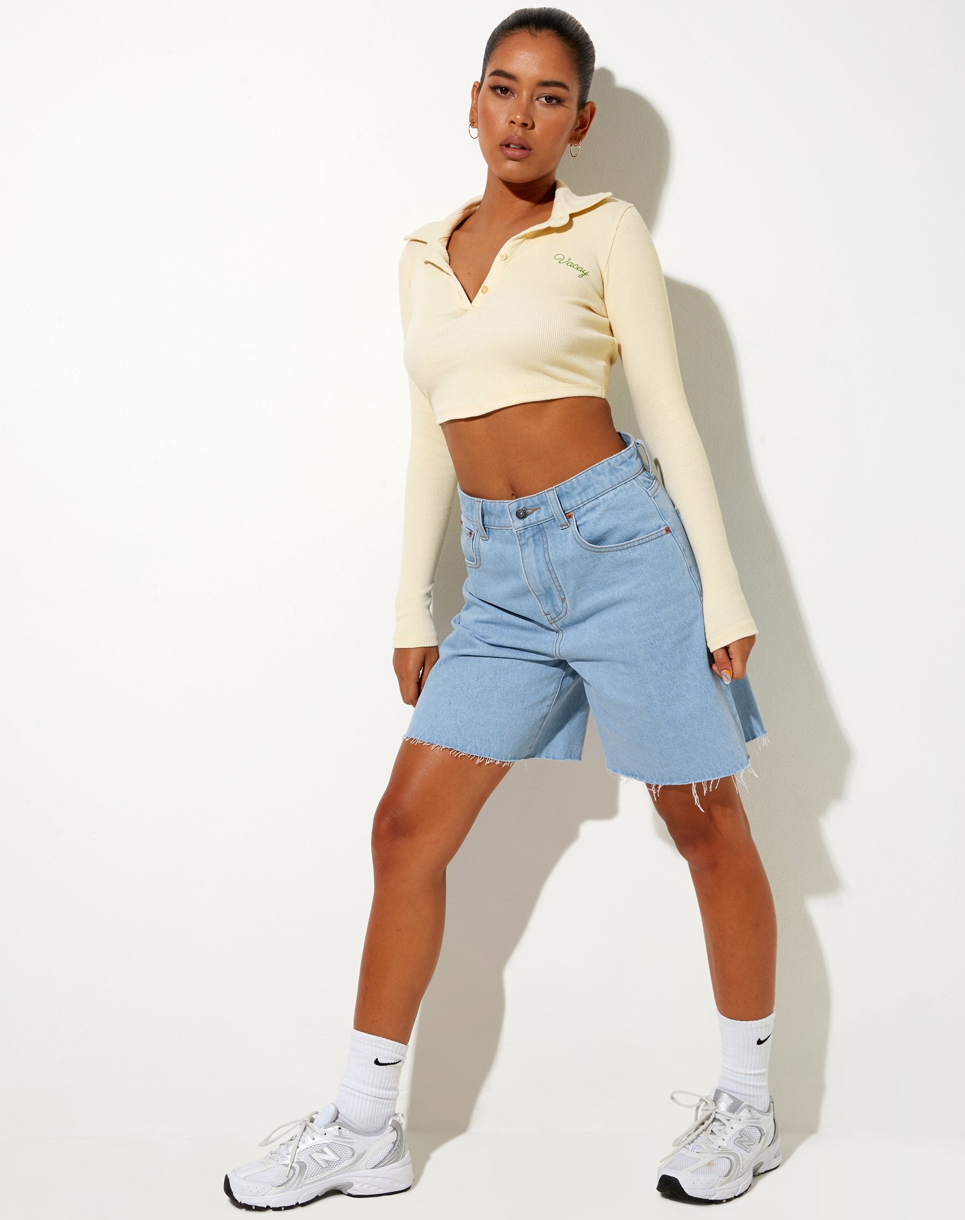 Immagine di Elody Crop Top in crema di burro Vacay Embro