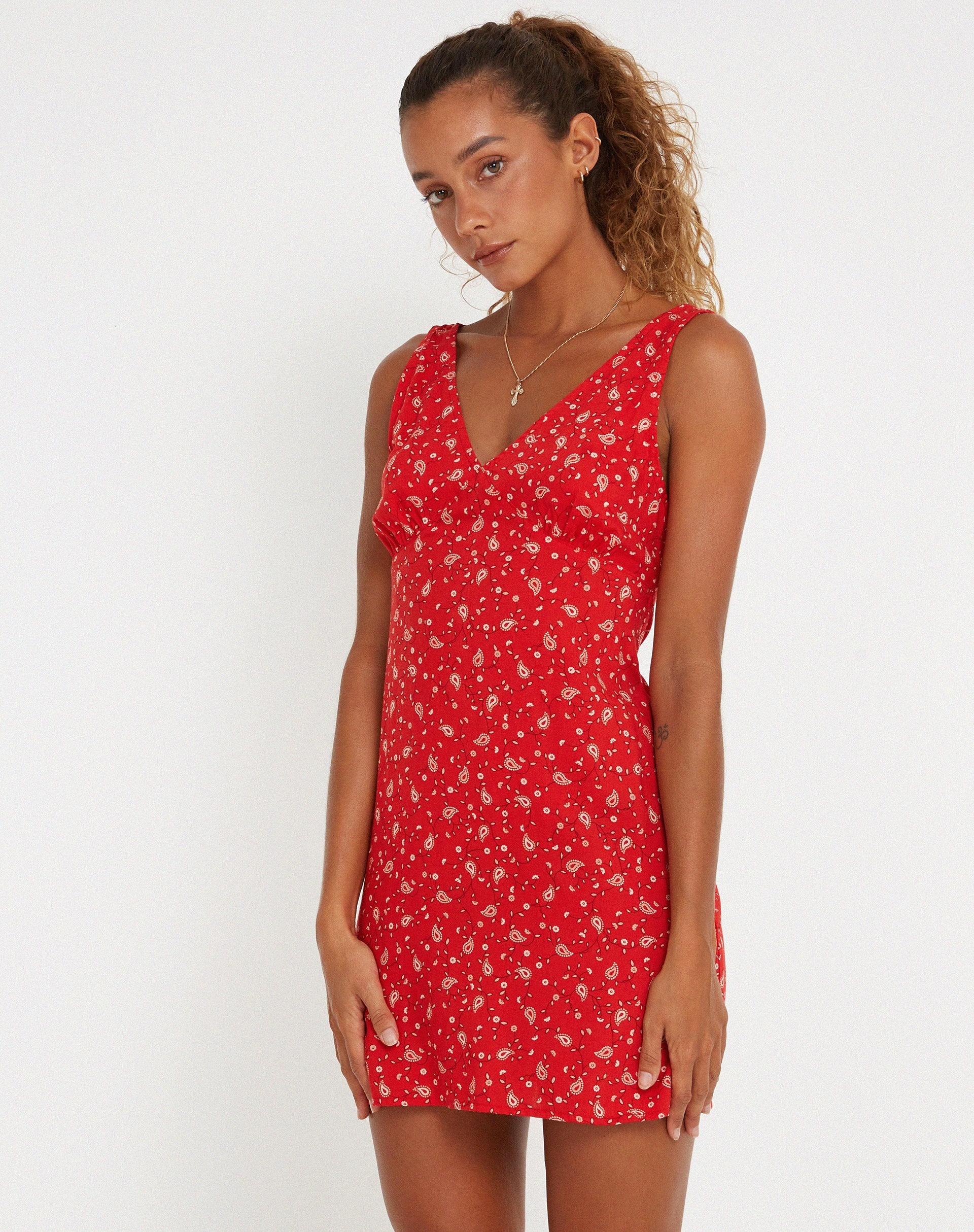 immagine di Eluned Day Dress in Paisley Fun Red