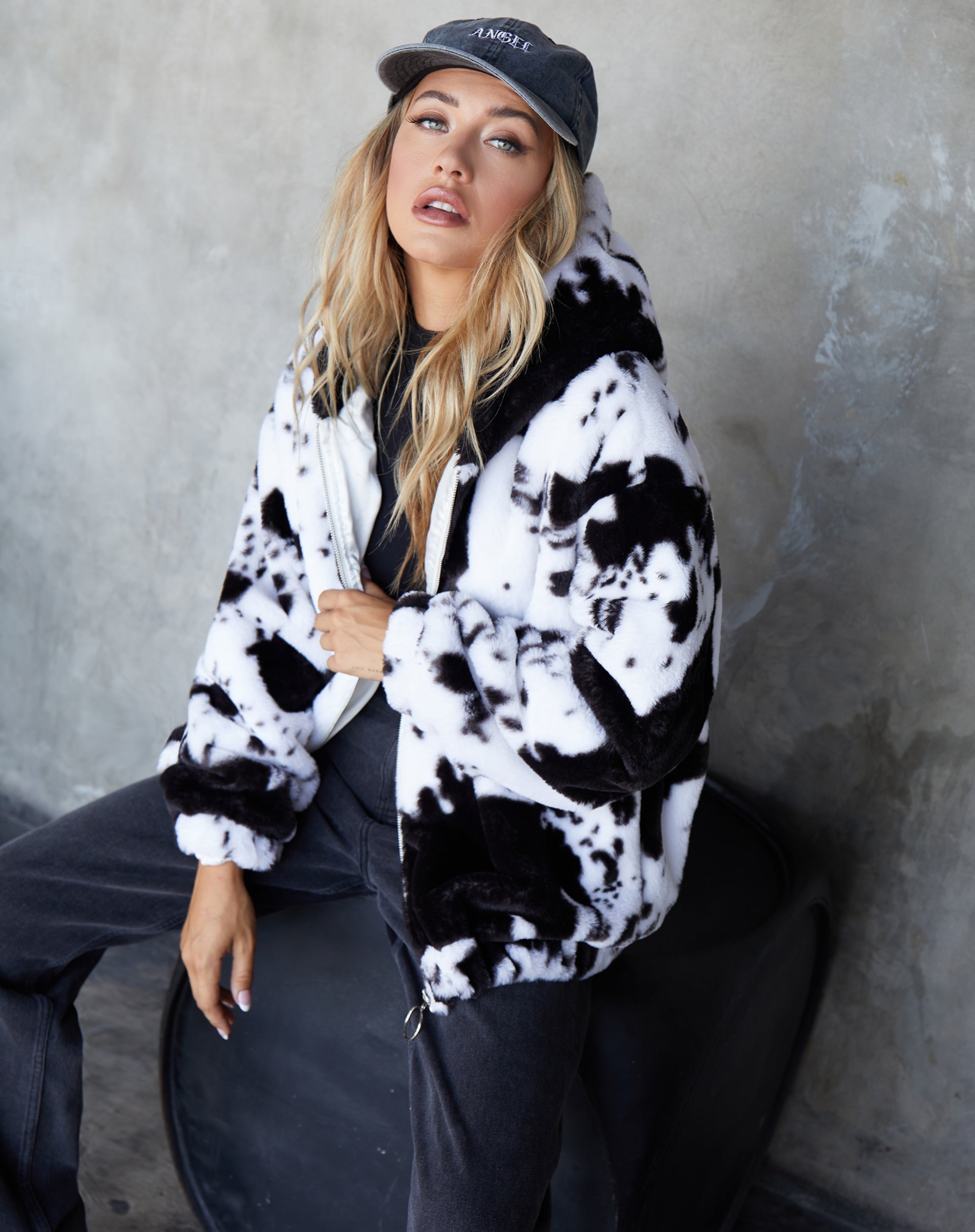 Immagine della giacca Emerson in pelle di mucca in bianco e nero
