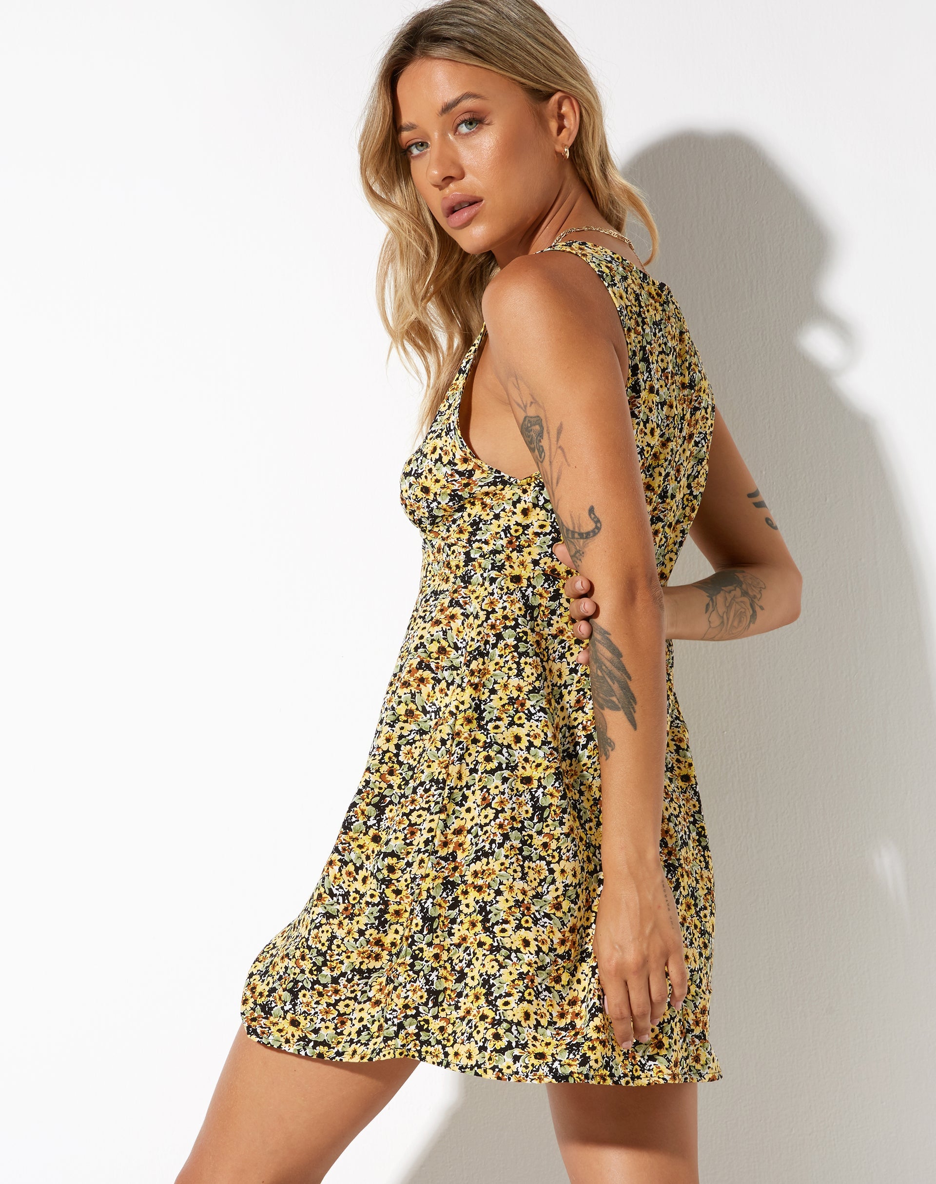 immagine di Enslee Slip Dress in giallo ditsy primavera