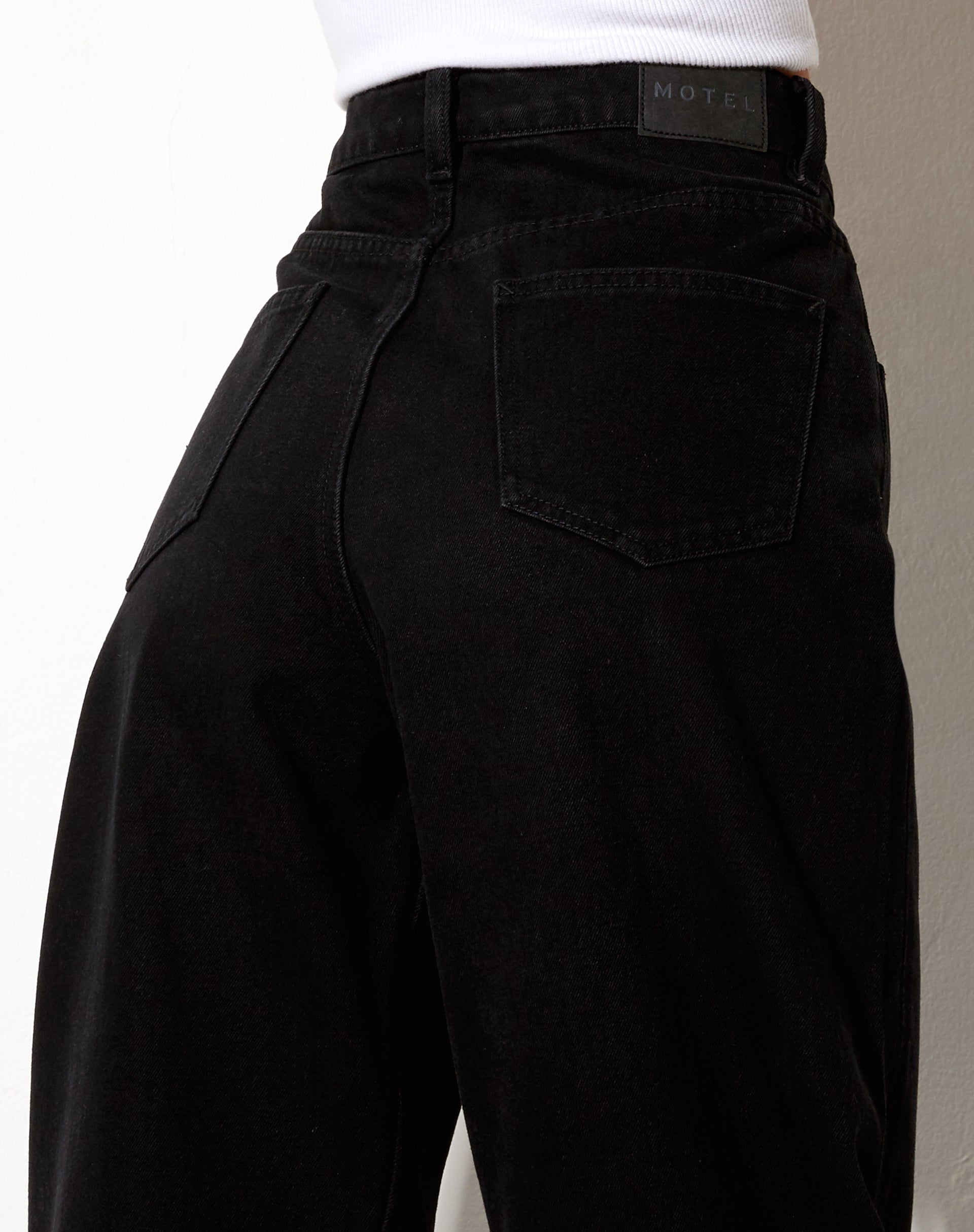 Immagine di Jeans paralleli con bottoni a vista in lavaggio nero