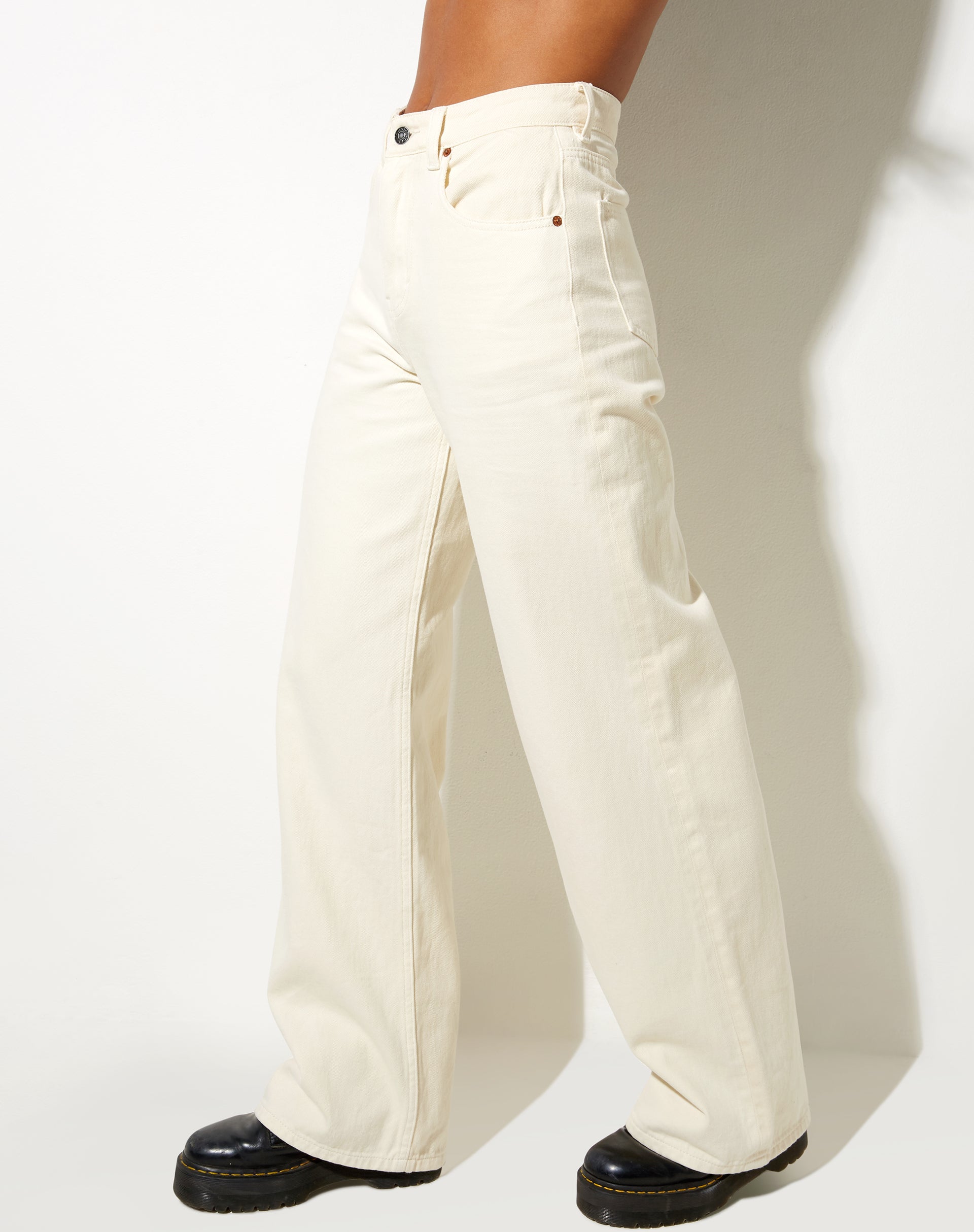Immagine dei jeans extra larghi in bianco sporco