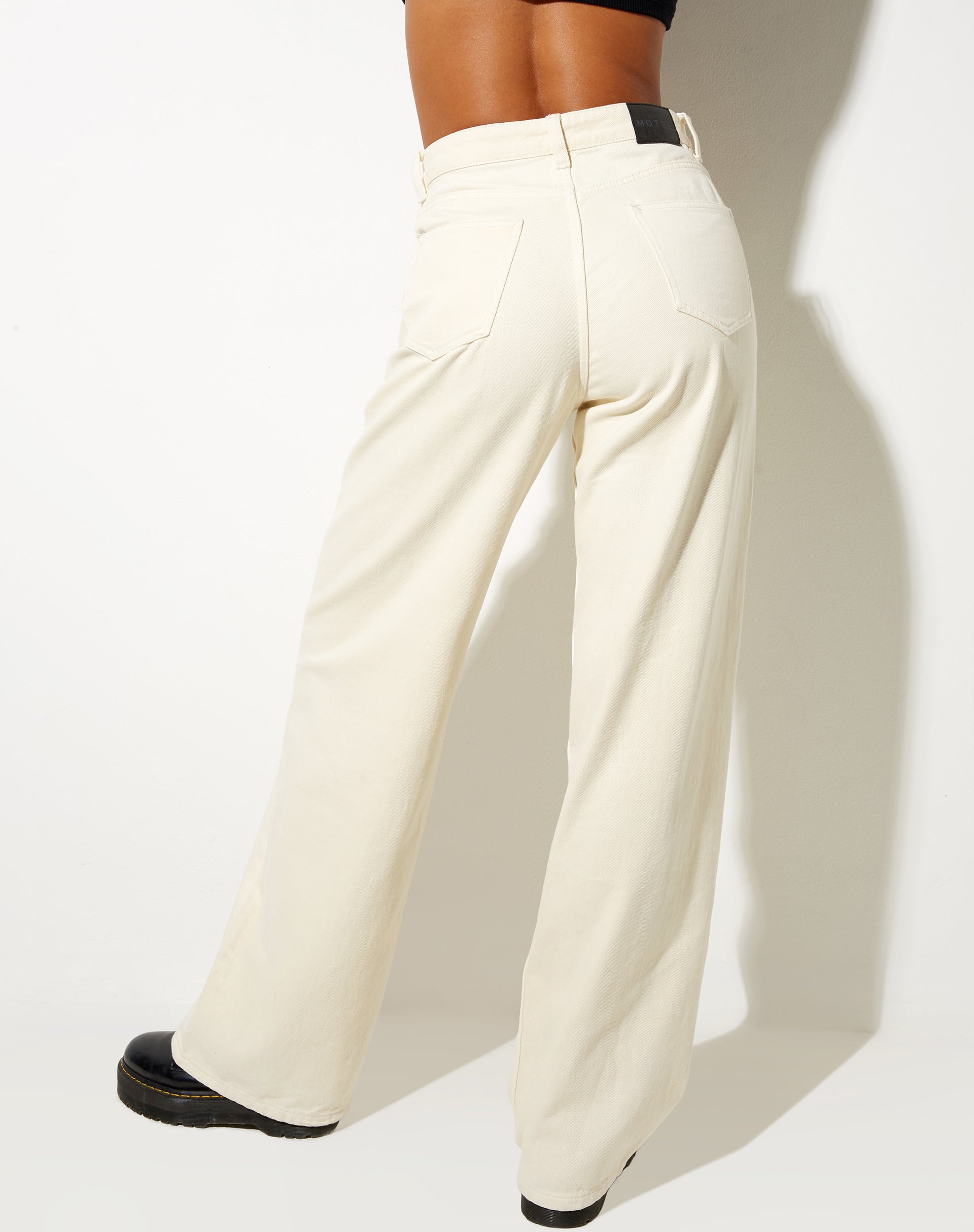 Immagine dei jeans extra larghi in bianco sporco