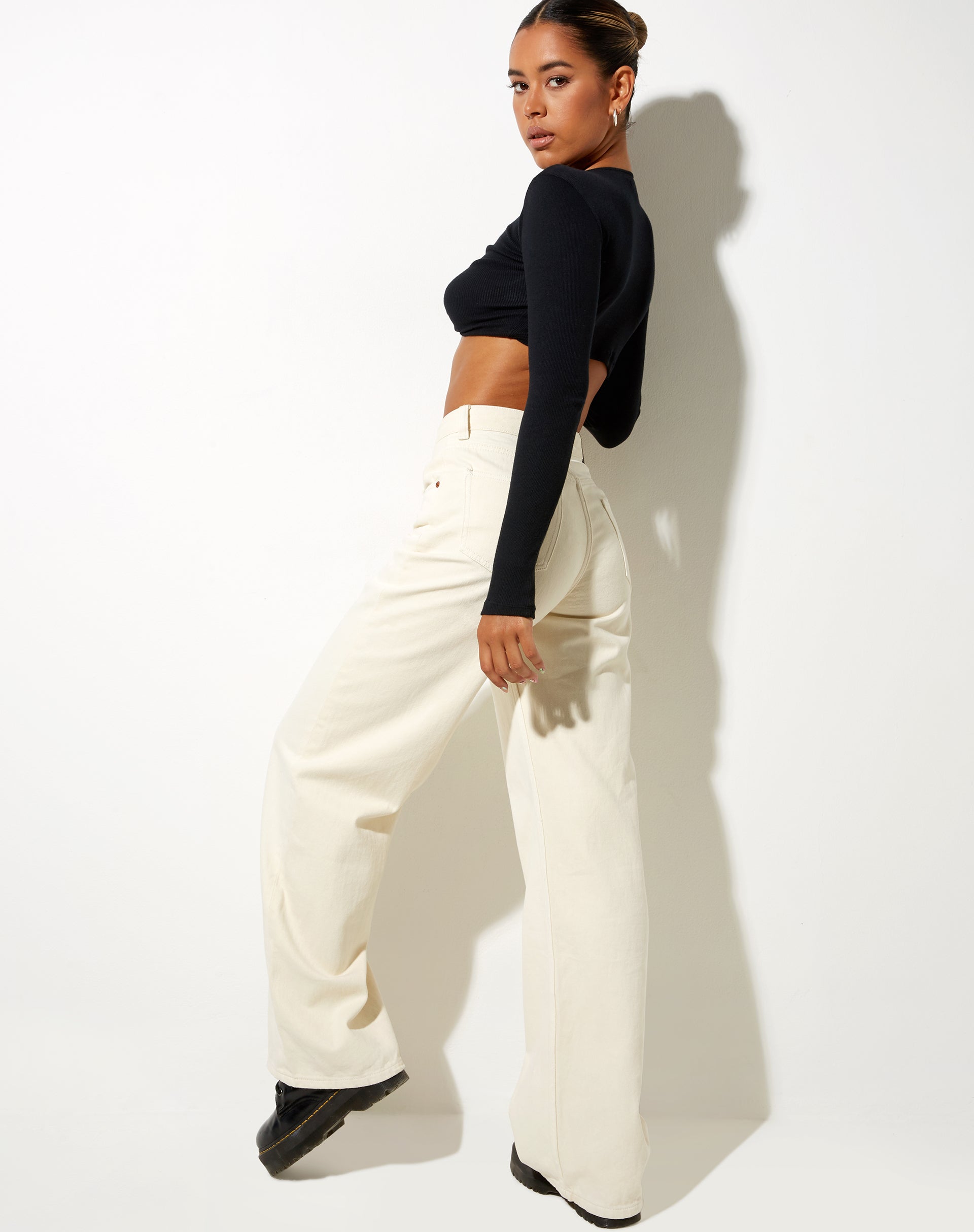 Immagine dei jeans extra larghi in bianco sporco