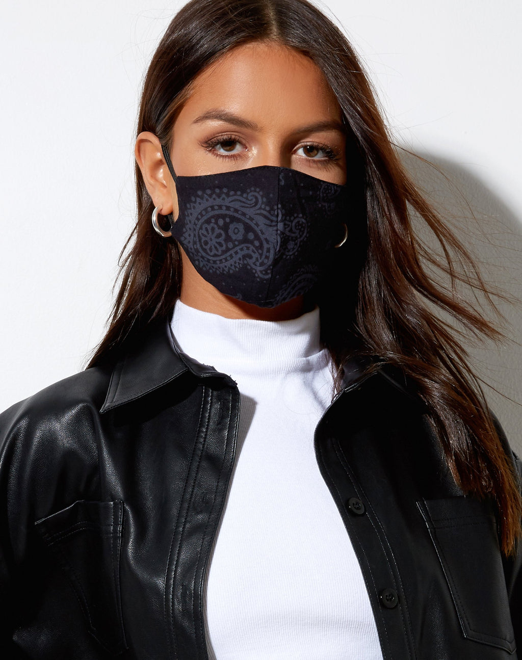 Maschera viso in nero notte persiana