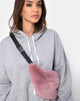 Immagine del marsupio in pelliccia rosa