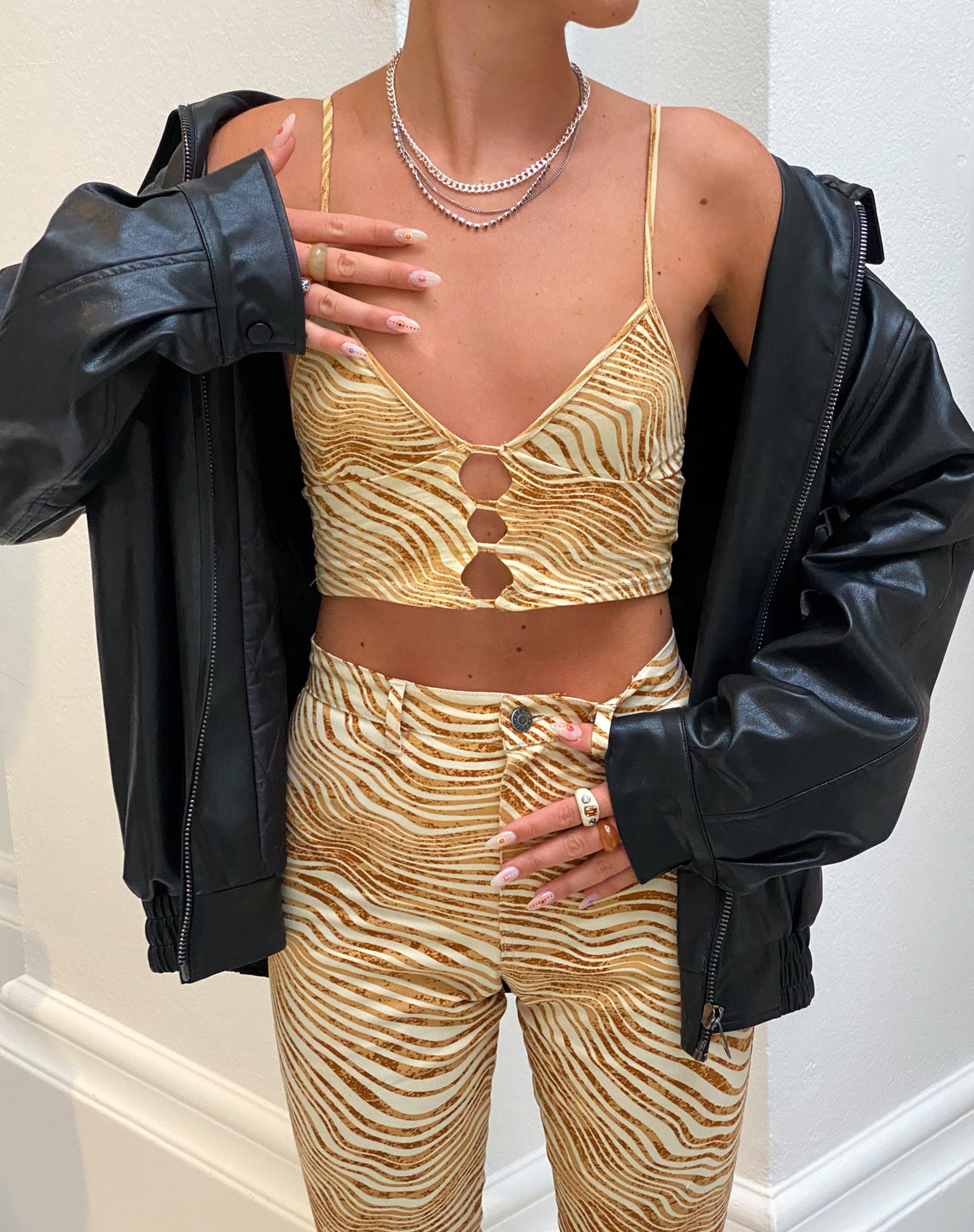 Immagine di MOTEL X OLIVIA NEILL Concesa Cami Top in Desert Terrain Tan