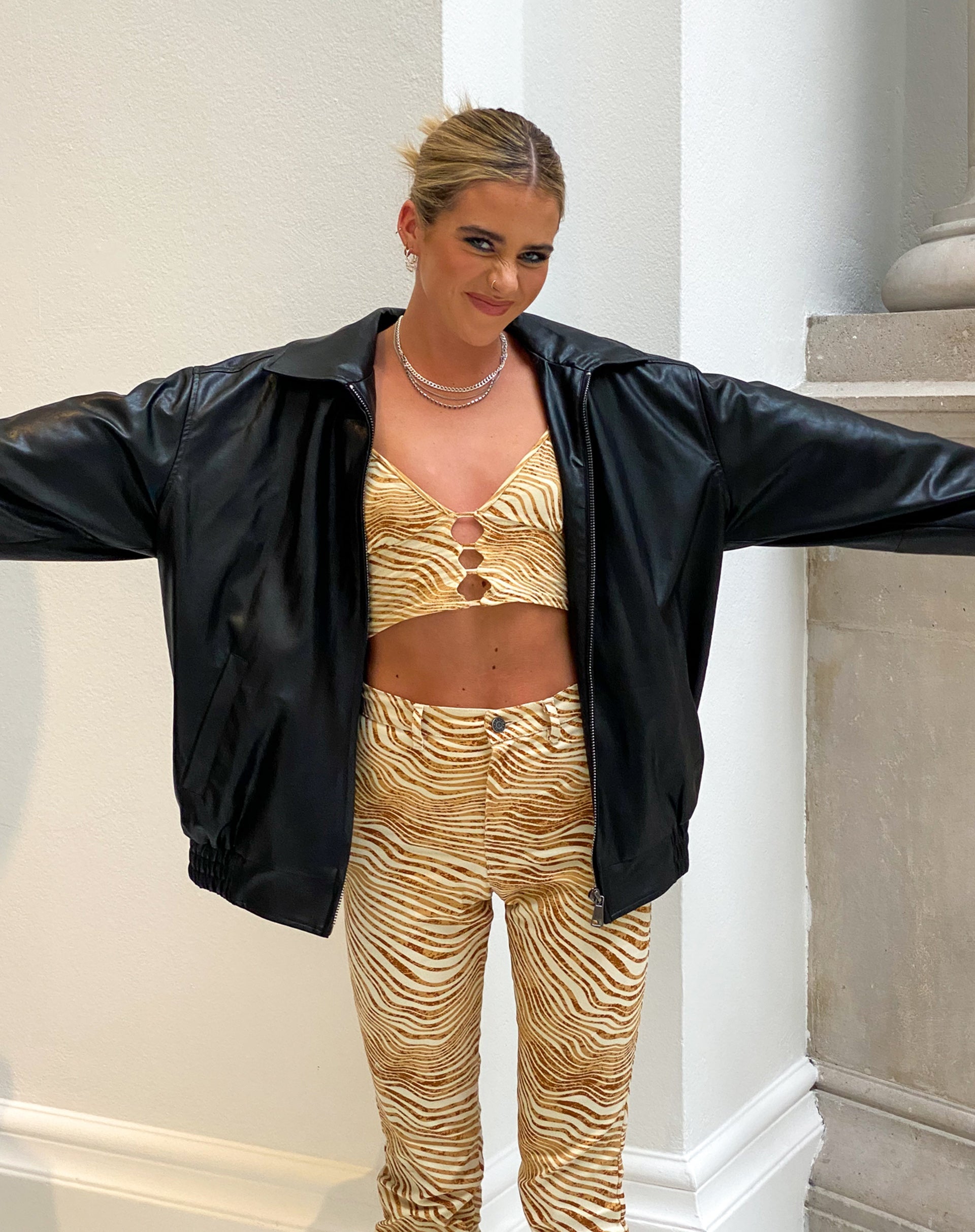 Immagine di MOTEL X OLIVIA NEILL Concesa Cami Top in Desert Terrain Tan
