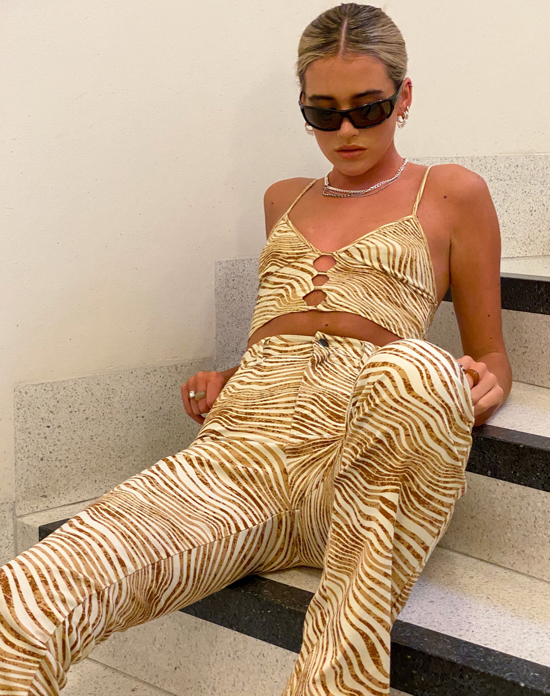 Immagine di MOTEL X OLIVIA NEILL Concesa Cami Top in Desert Terrain Tan
