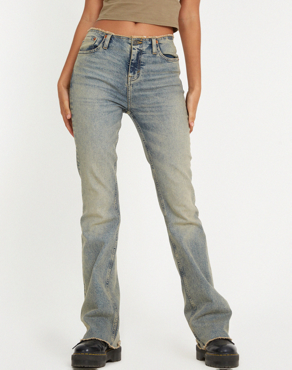 Jeans sfrangiati a vita bassa con lavaggio chiaro color sabbia