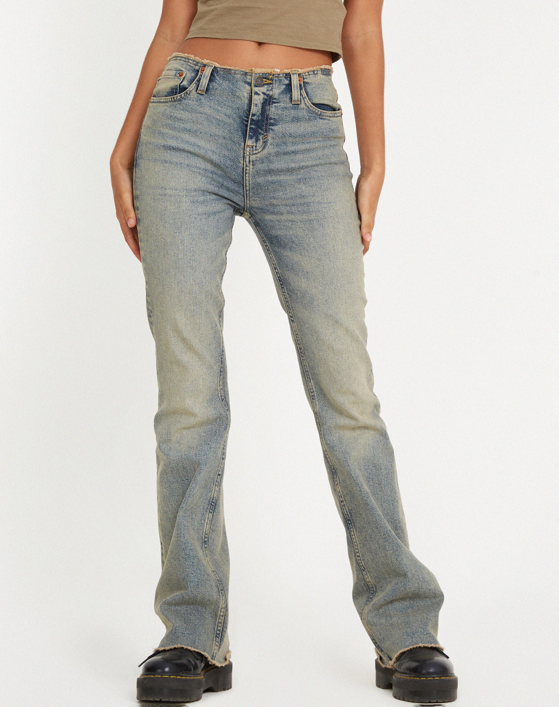 immagine di Jeans a vita bassa sfrangiati in lavaggio chiaro color sabbia