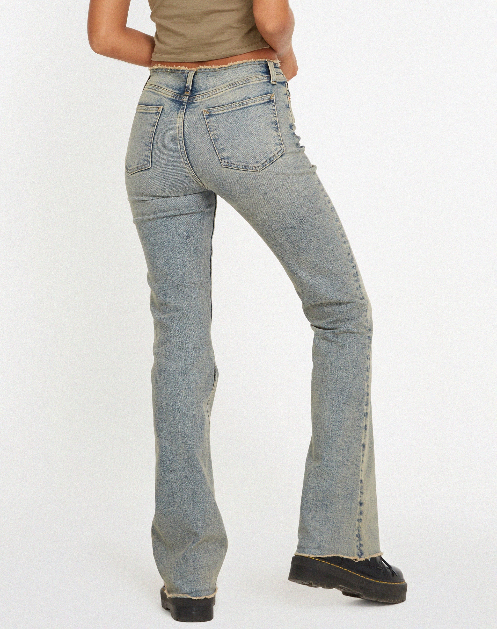 immagine di Jeans a vita bassa sfrangiati in lavaggio chiaro color sabbia
