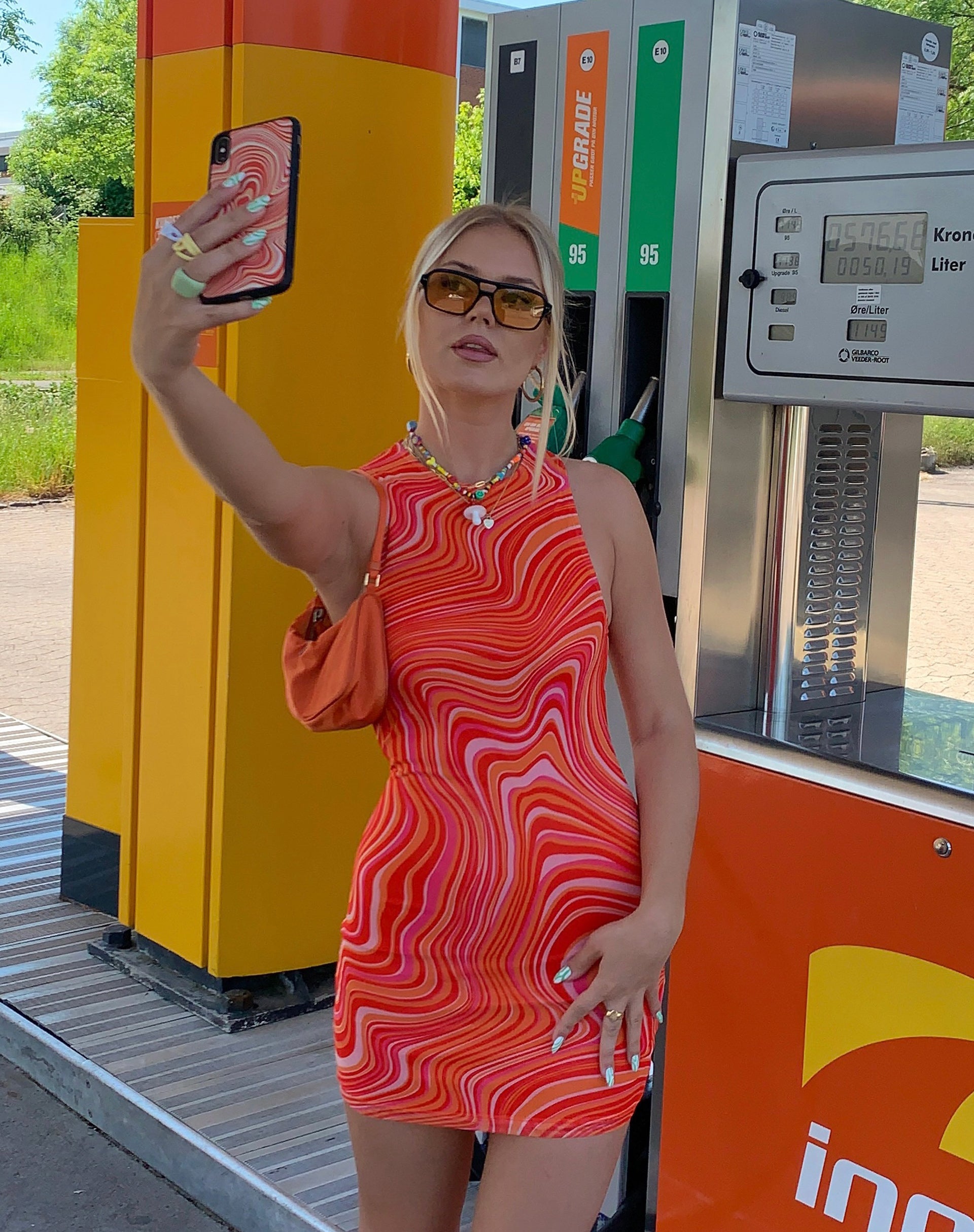 Immagine di Motel X Barbara Kristoffersen Brigitta Mini Dress in 70s Ripple Tangerine