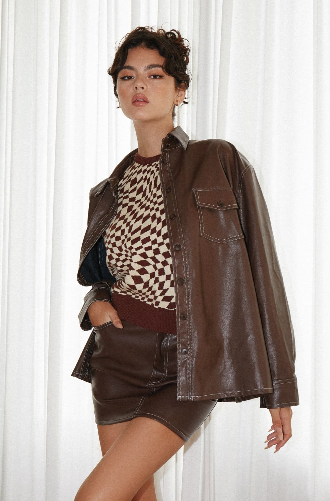Immagine della camicia Kancana in PU Bitter Chocolate con impunture avorio