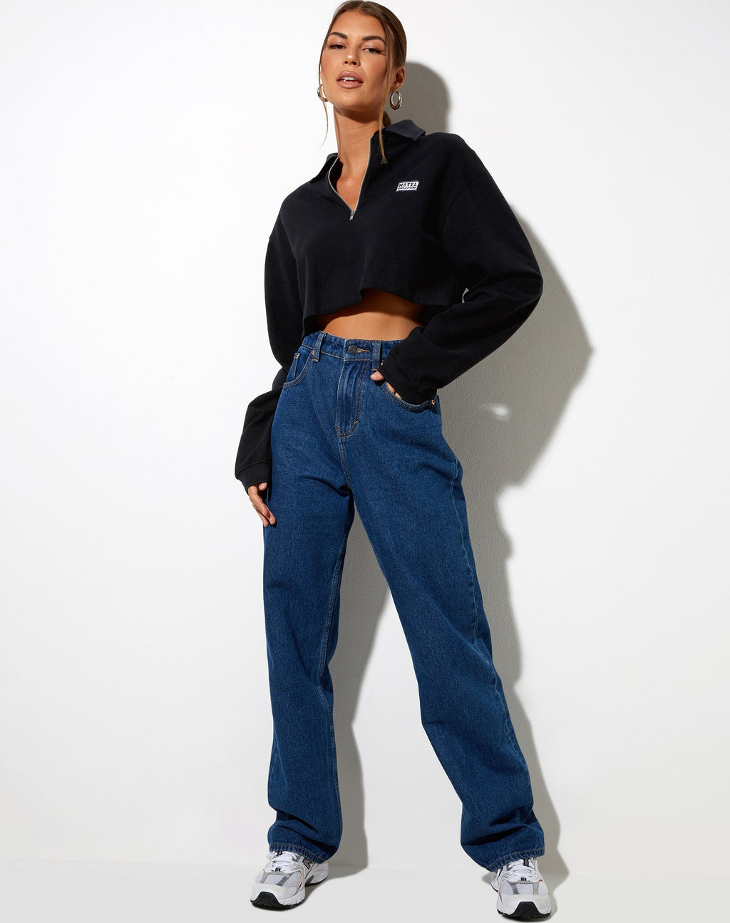 Gandi Crop Top in nero con etichetta di abbigliamento Motel Work