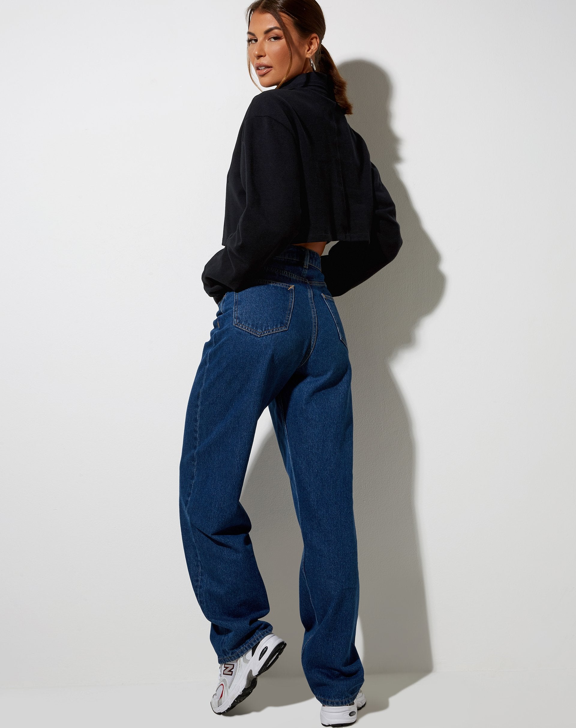 Immagine di Gandi Crop Top in nero con etichetta Motel Work Clothing