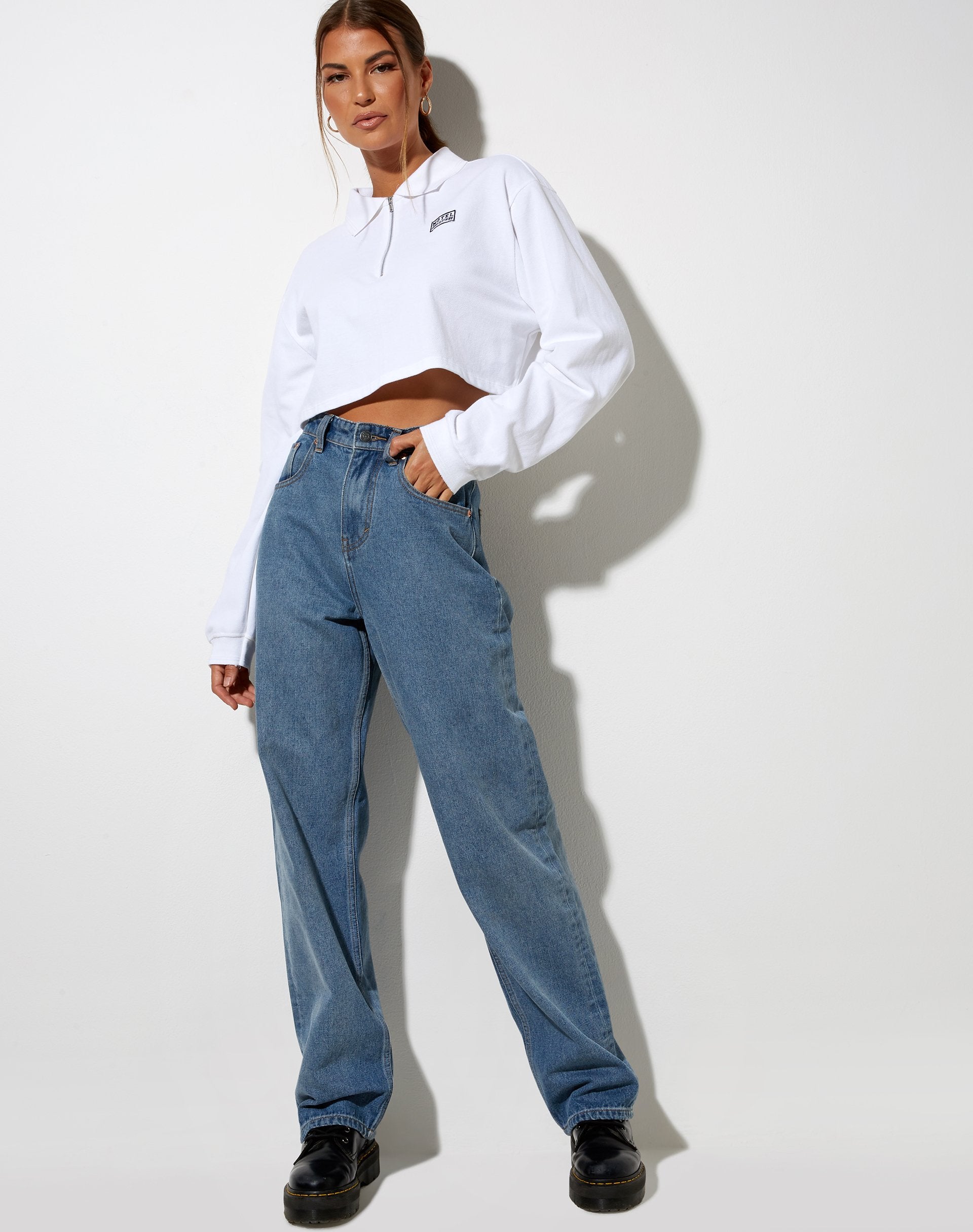 Immagine di Gandi Crop Top in bianco con etichetta Motel Work Clothing