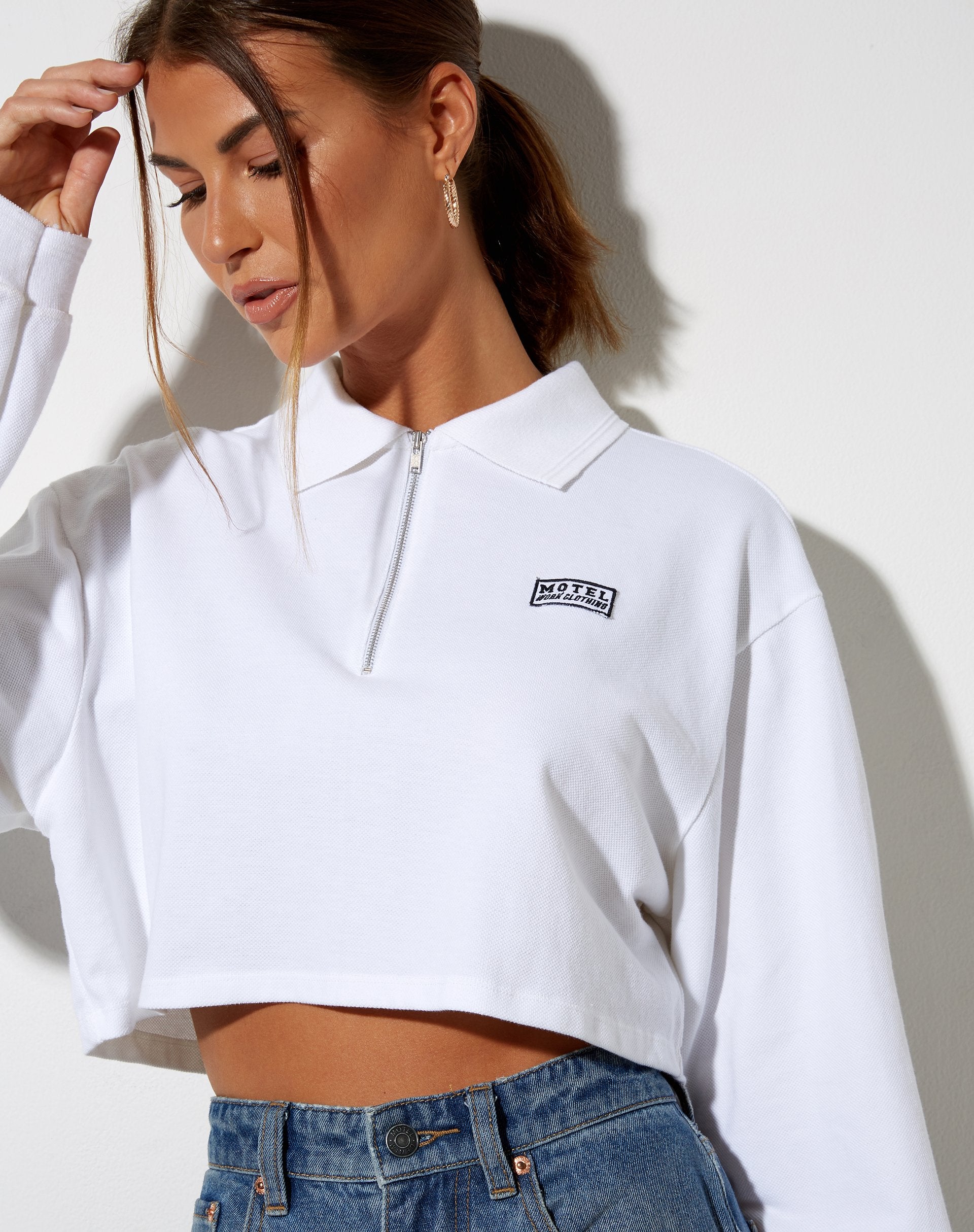 Immagine di Gandi Crop Top in bianco con etichetta Motel Work Clothing