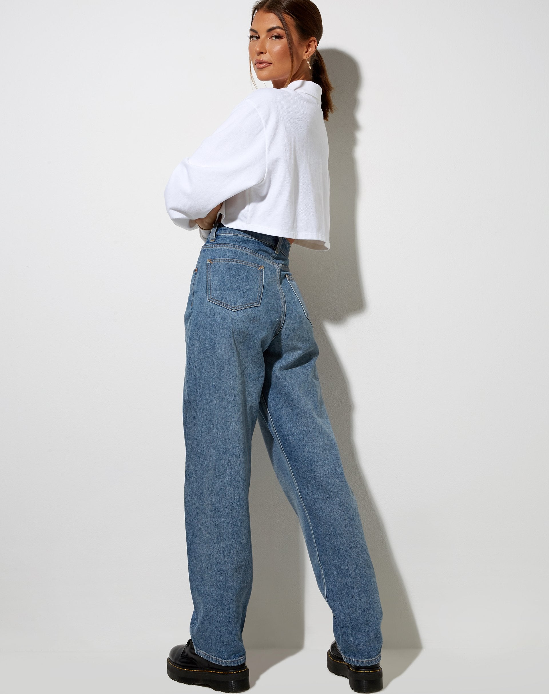 Immagine di Gandi Crop Top in bianco con etichetta Motel Work Clothing