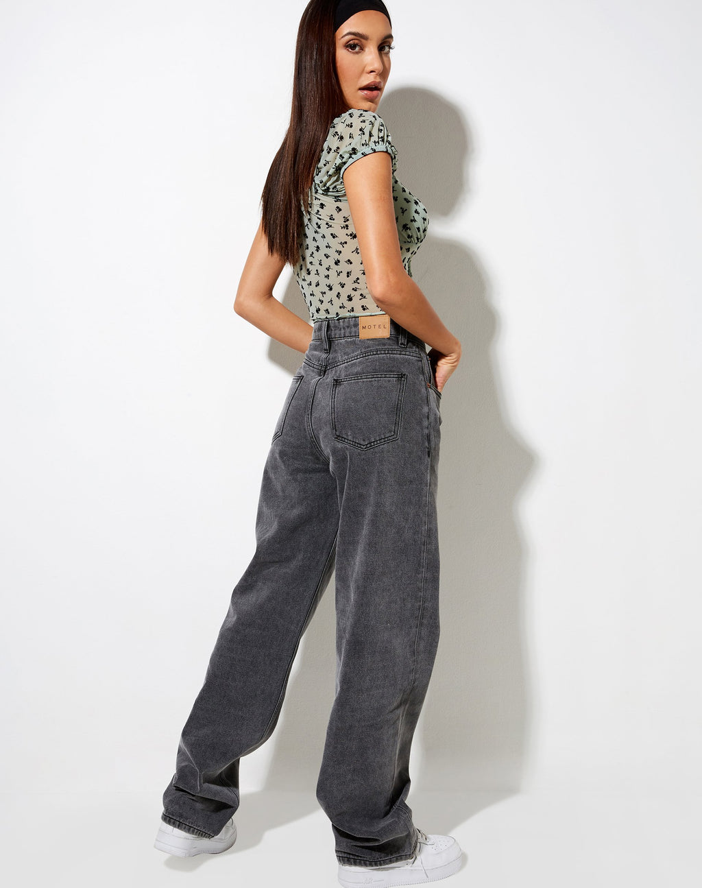 Ganika Crop Top in Salvia Boccioli di fiori neri Flock