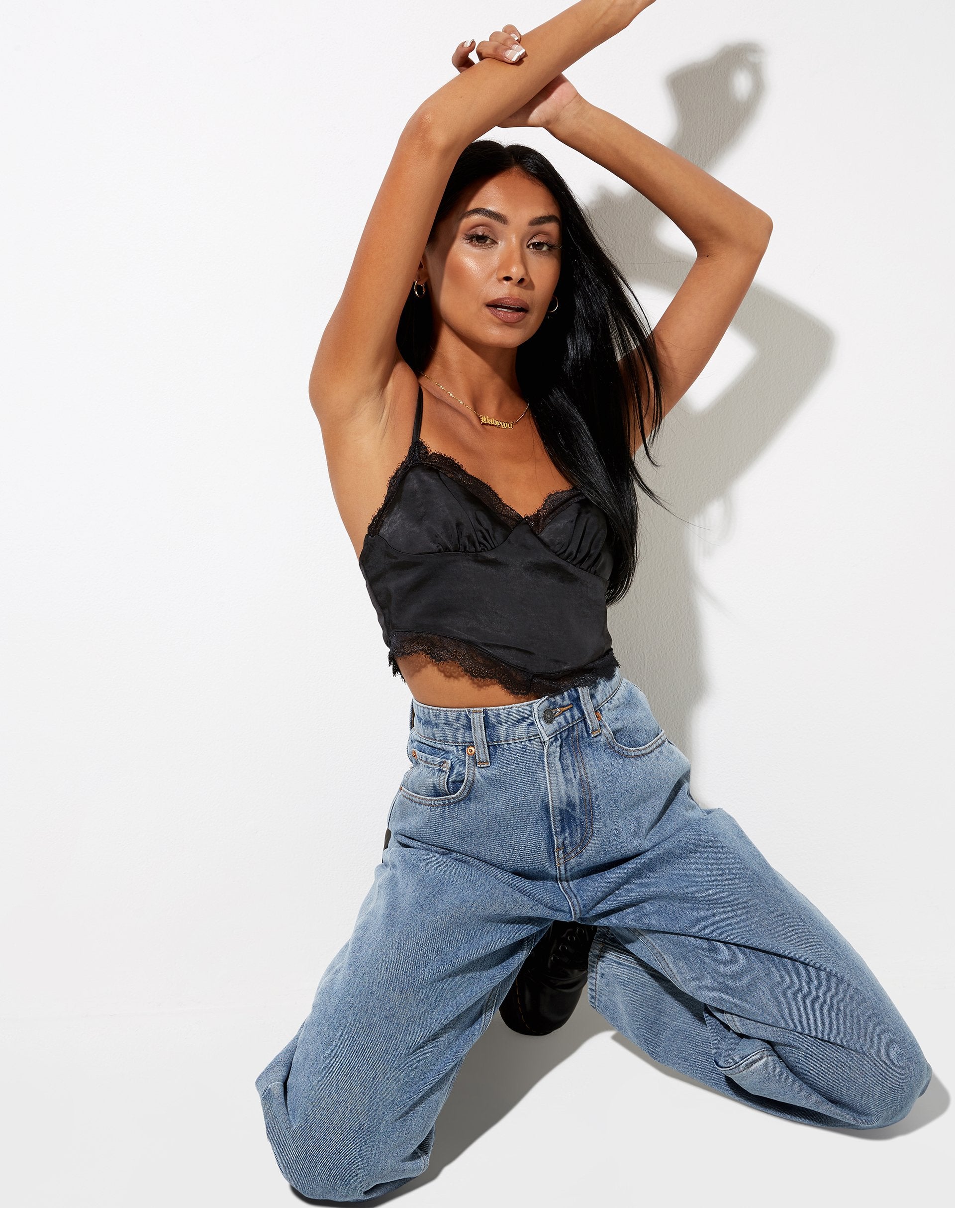 Immagine di Gemlou Cami Top in Satin Nero