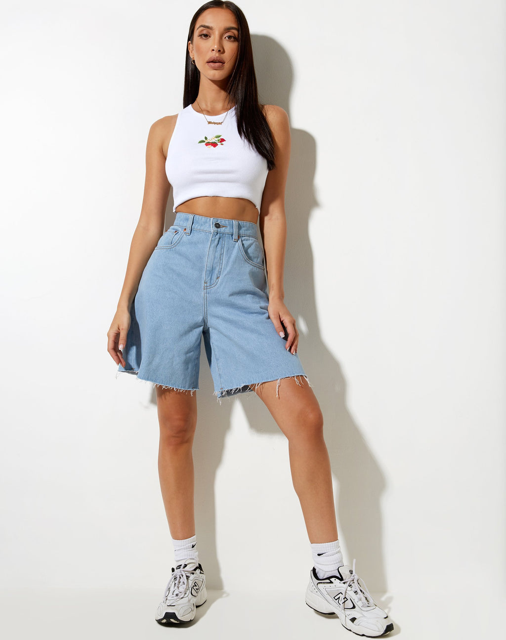 Givas Crop Top in bianco con ricamo di fragole