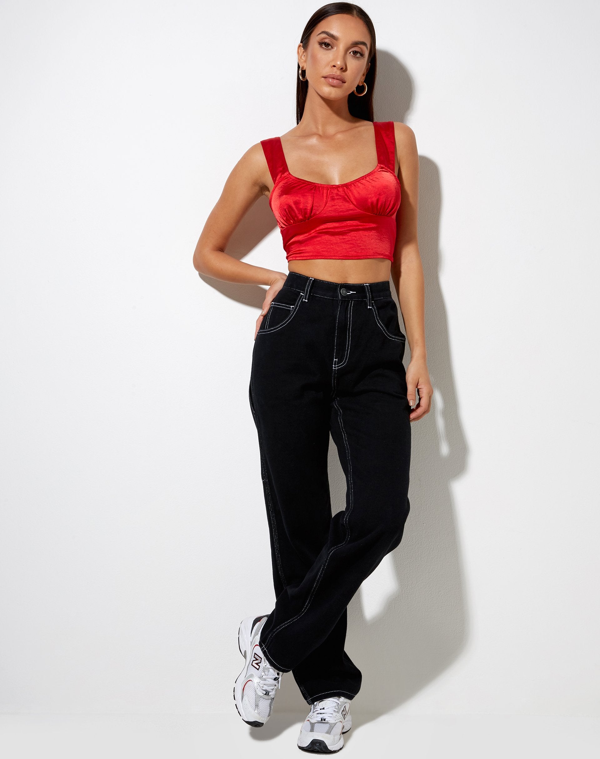 Immagine del top Gladis in rosso satinato