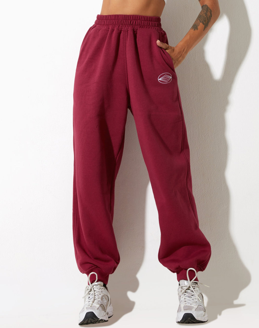 Roider Jogger in borgogna con ricamo "Winning Team".