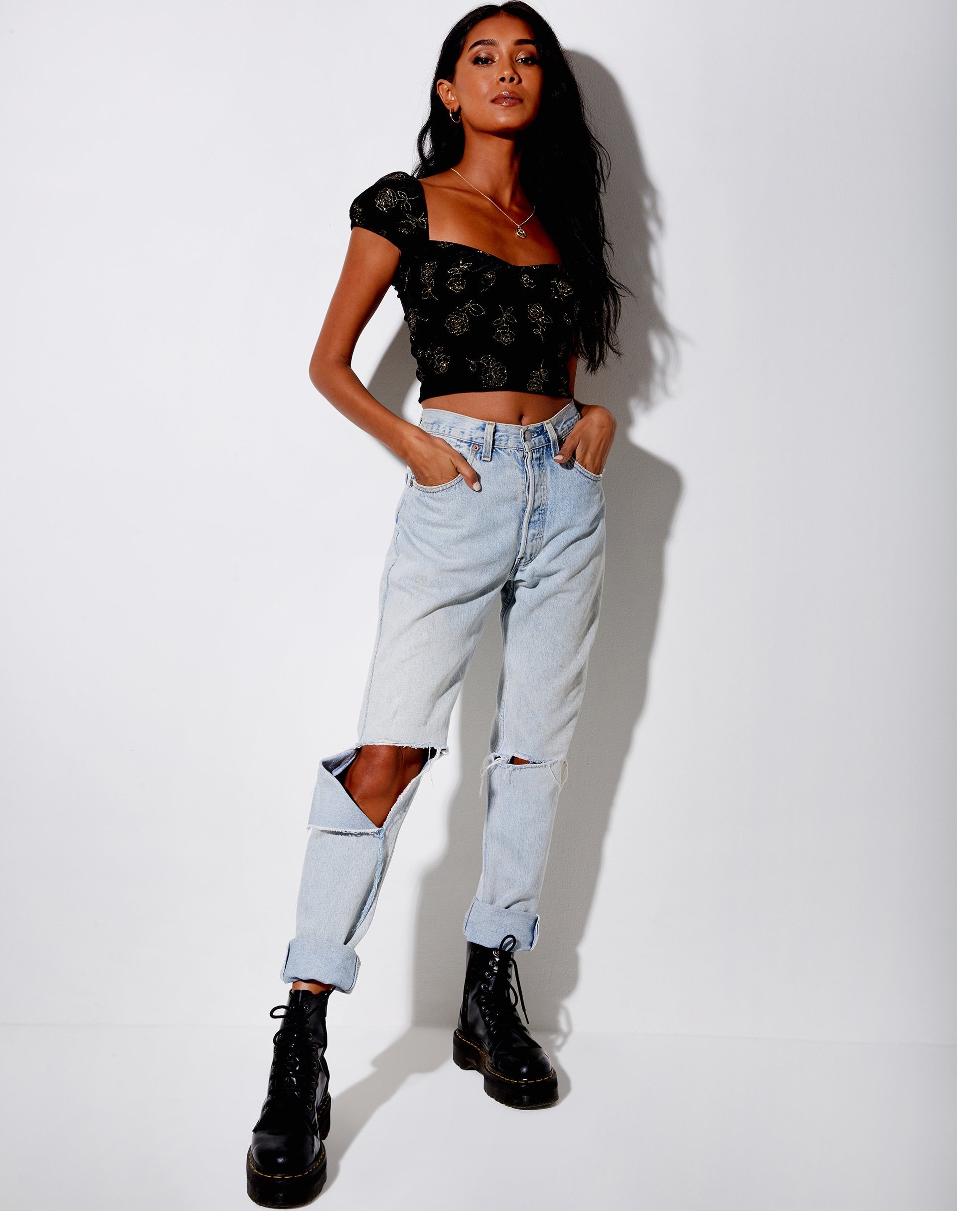 Immagine di Glasty Crop Top in nero e oro Rose Stamp
