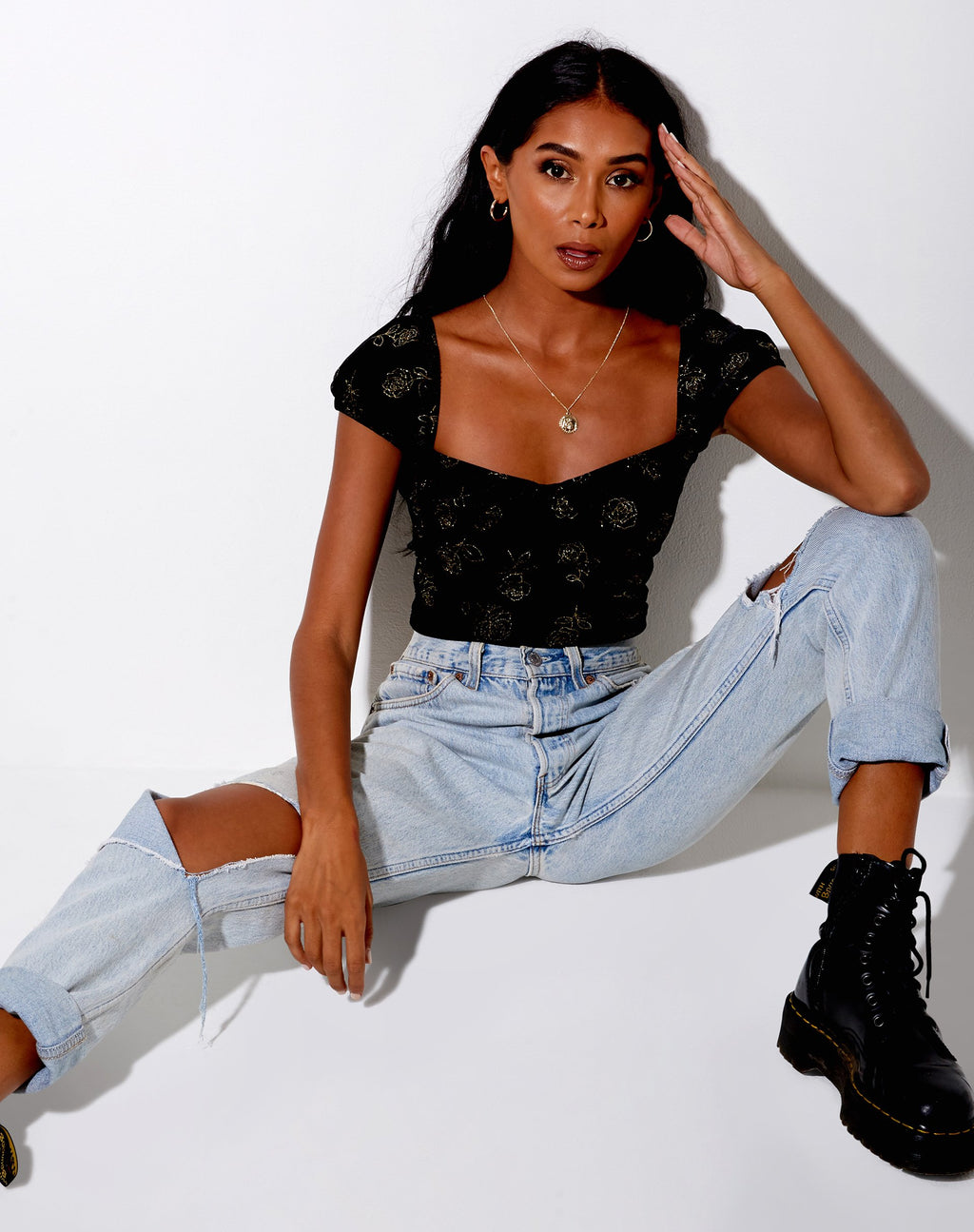 Crop Top Glasty in nero e oro con timbro a rosa